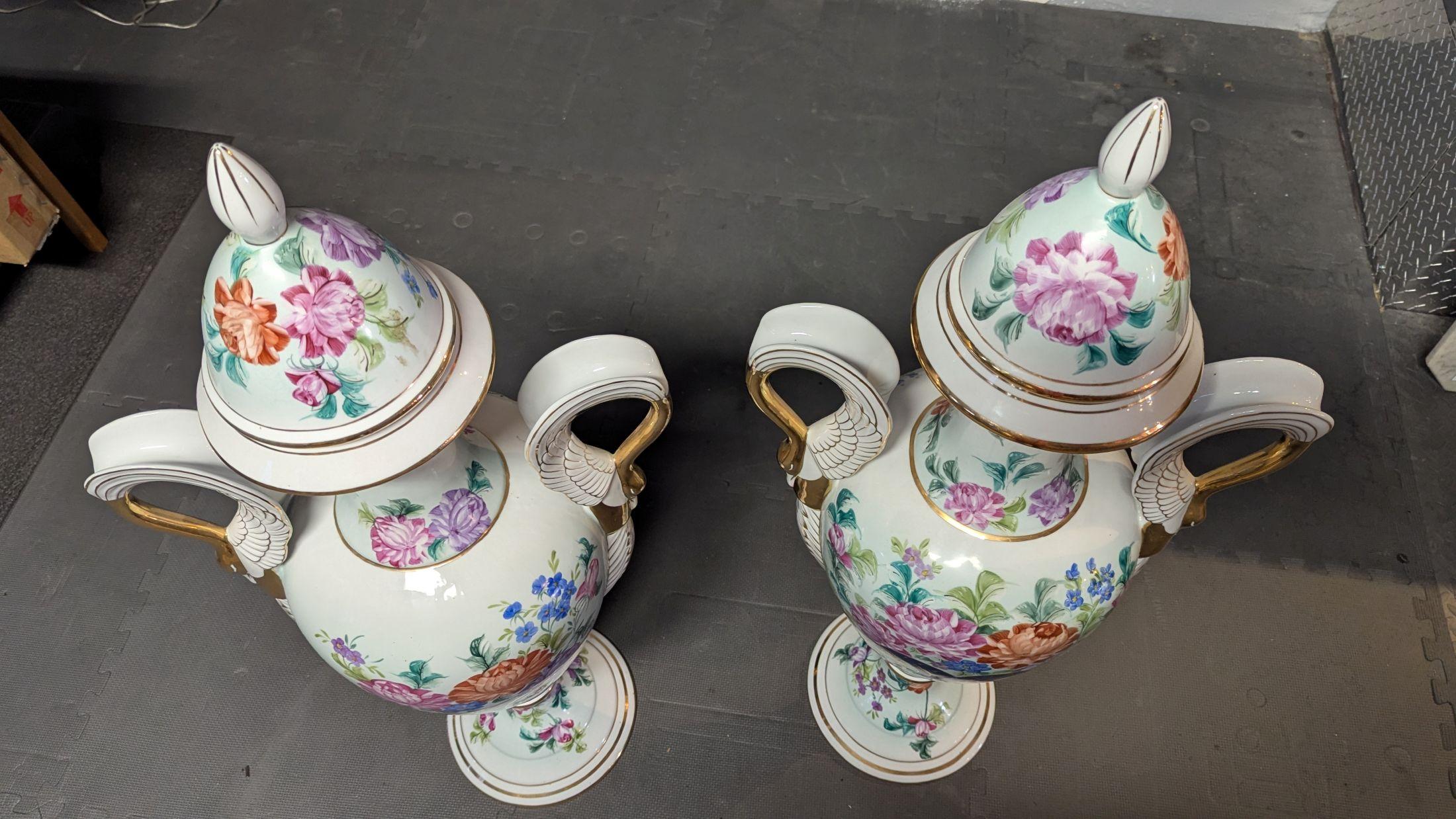 Paire de grands vases en porcelaine peinte en vente 4