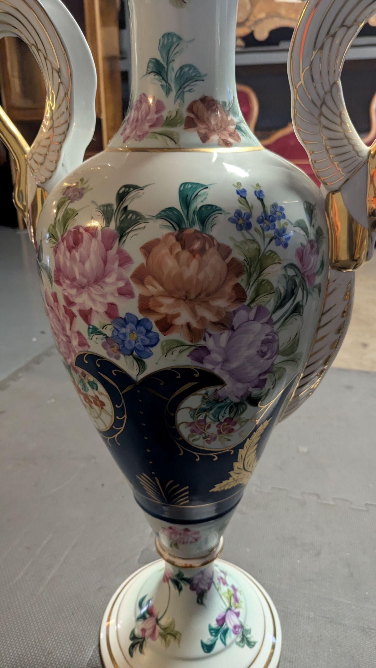 Paire de grands vases en porcelaine peinte en vente 5