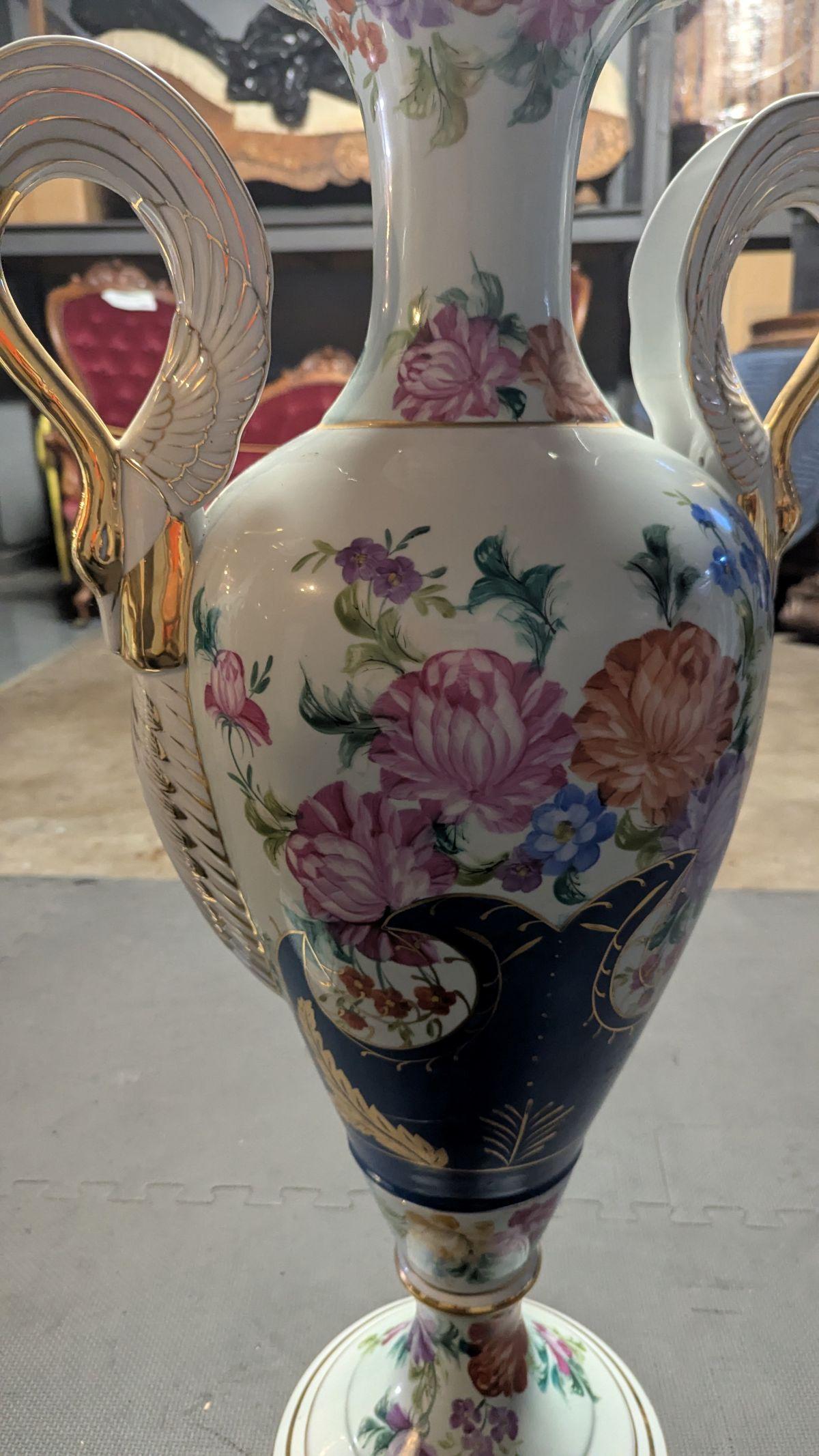 Paire de grands vases en porcelaine peinte en vente 6