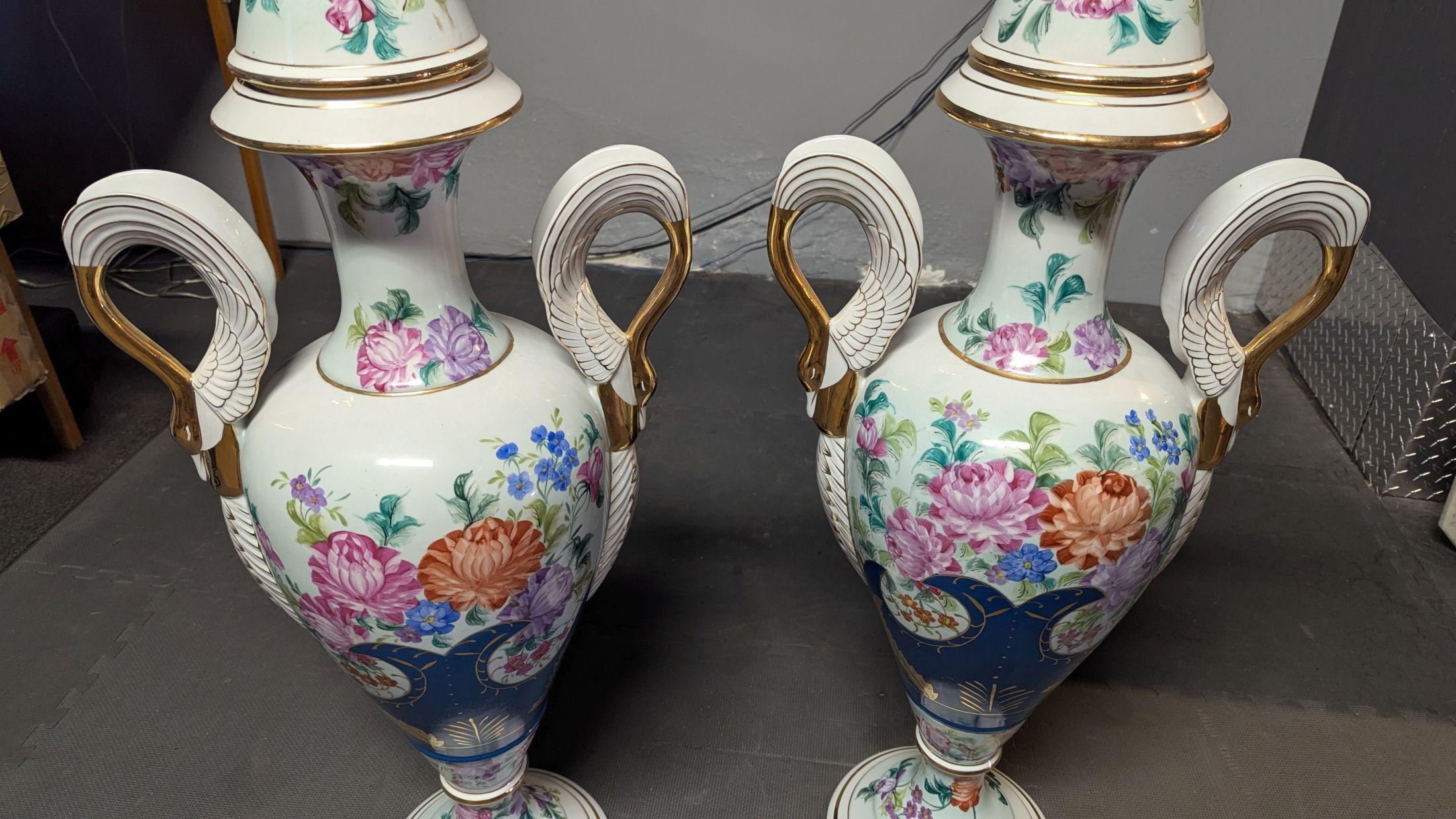 Paire de grands vases en porcelaine peinte en vente 7