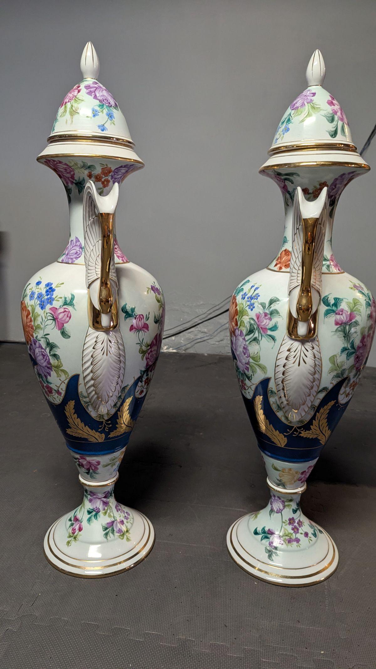 Paire de grands vases en porcelaine peinte en vente 8