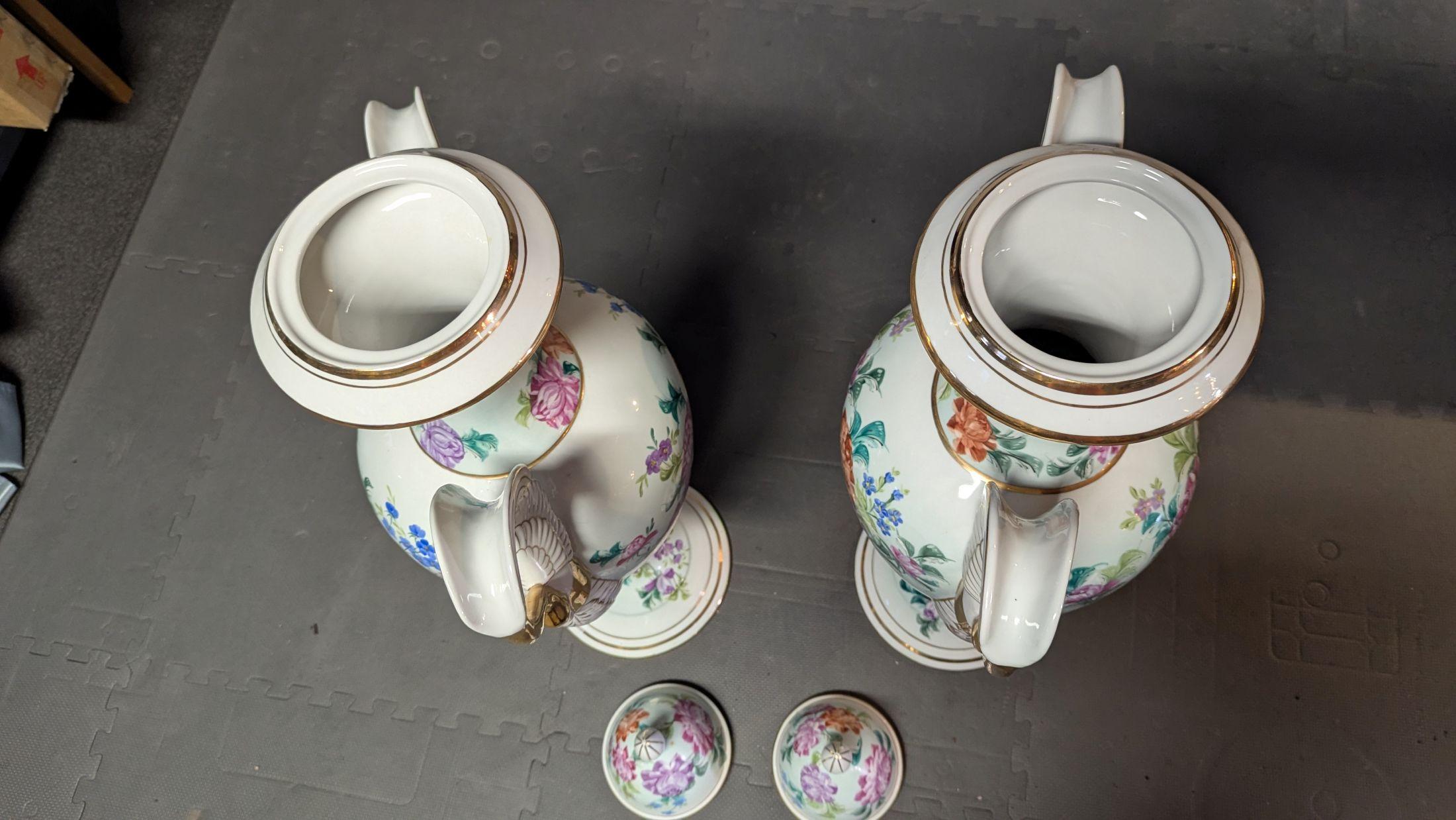 Paire de grands vases en porcelaine peinte en vente 9