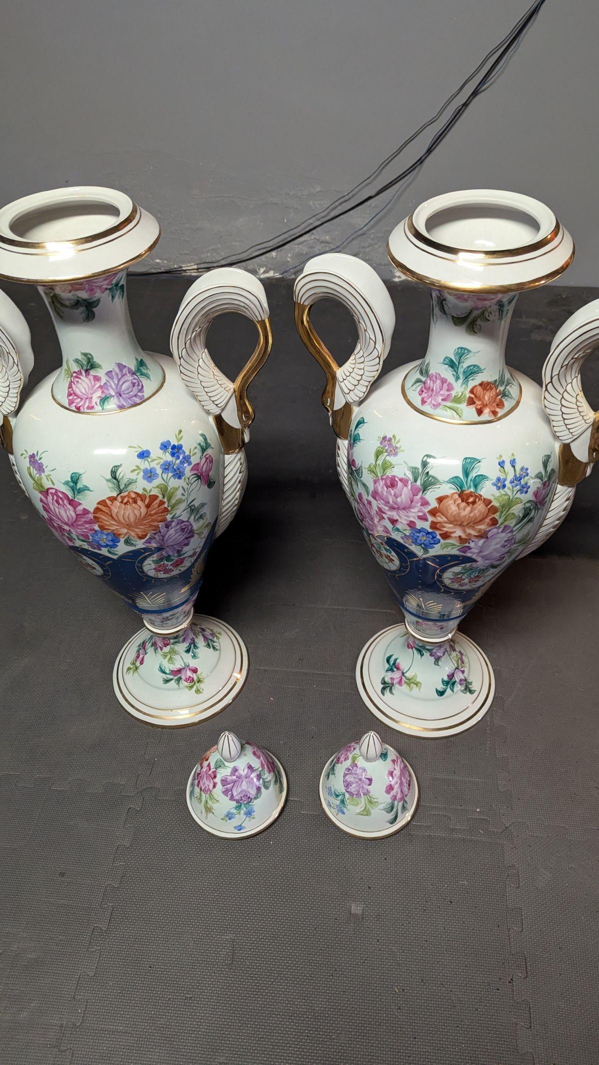Paire de grands vases en porcelaine peinte en vente 10