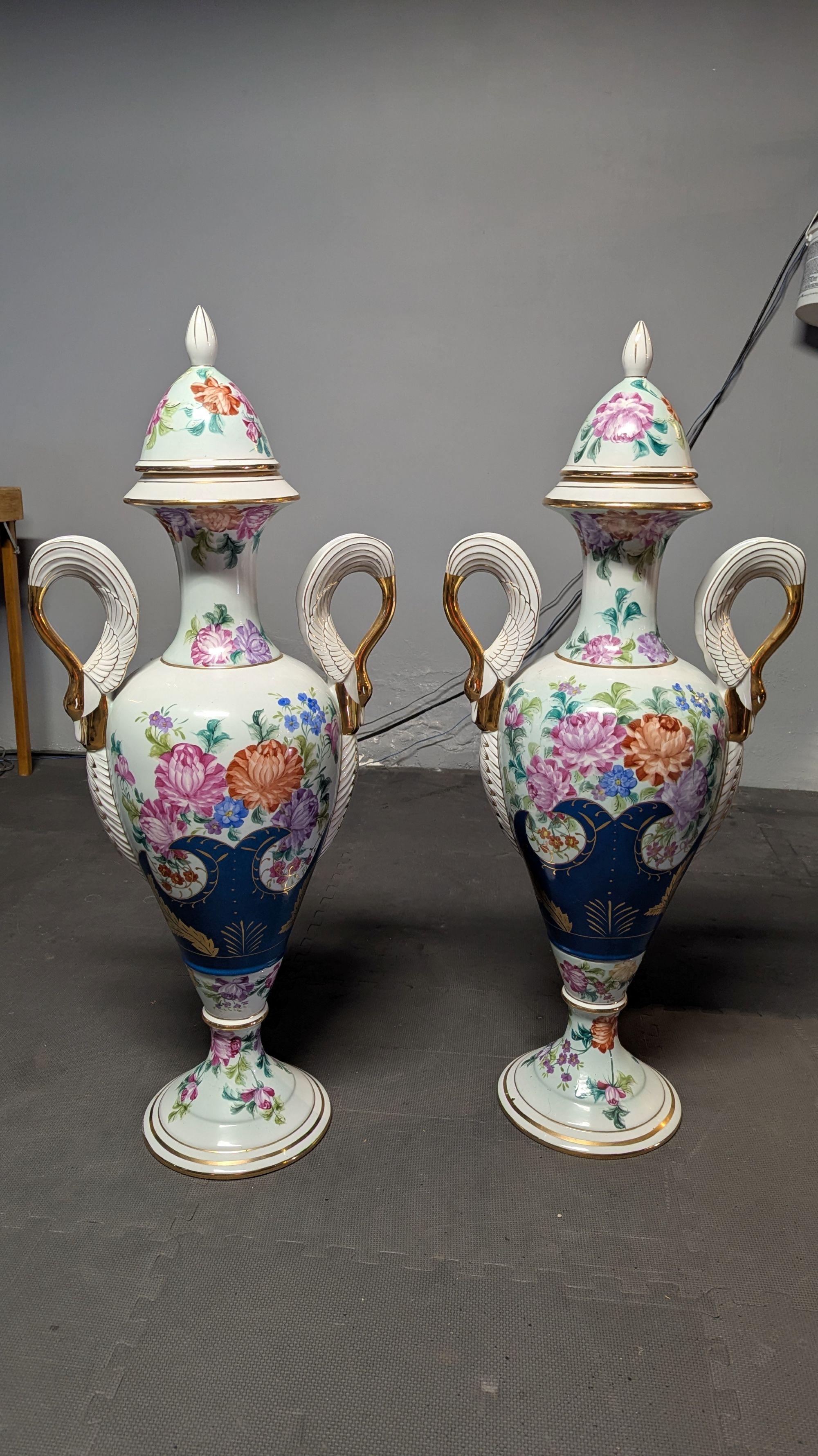 Grande paire de vases/urnes à capuchon en porcelaine peinte à la main, dans le style de Limoges. Vases en porcelaine de qualité supérieure, magnifiquement travaillés, mesurant près d'un mètre de haut.  Ils sont peints à la main de façon complexe