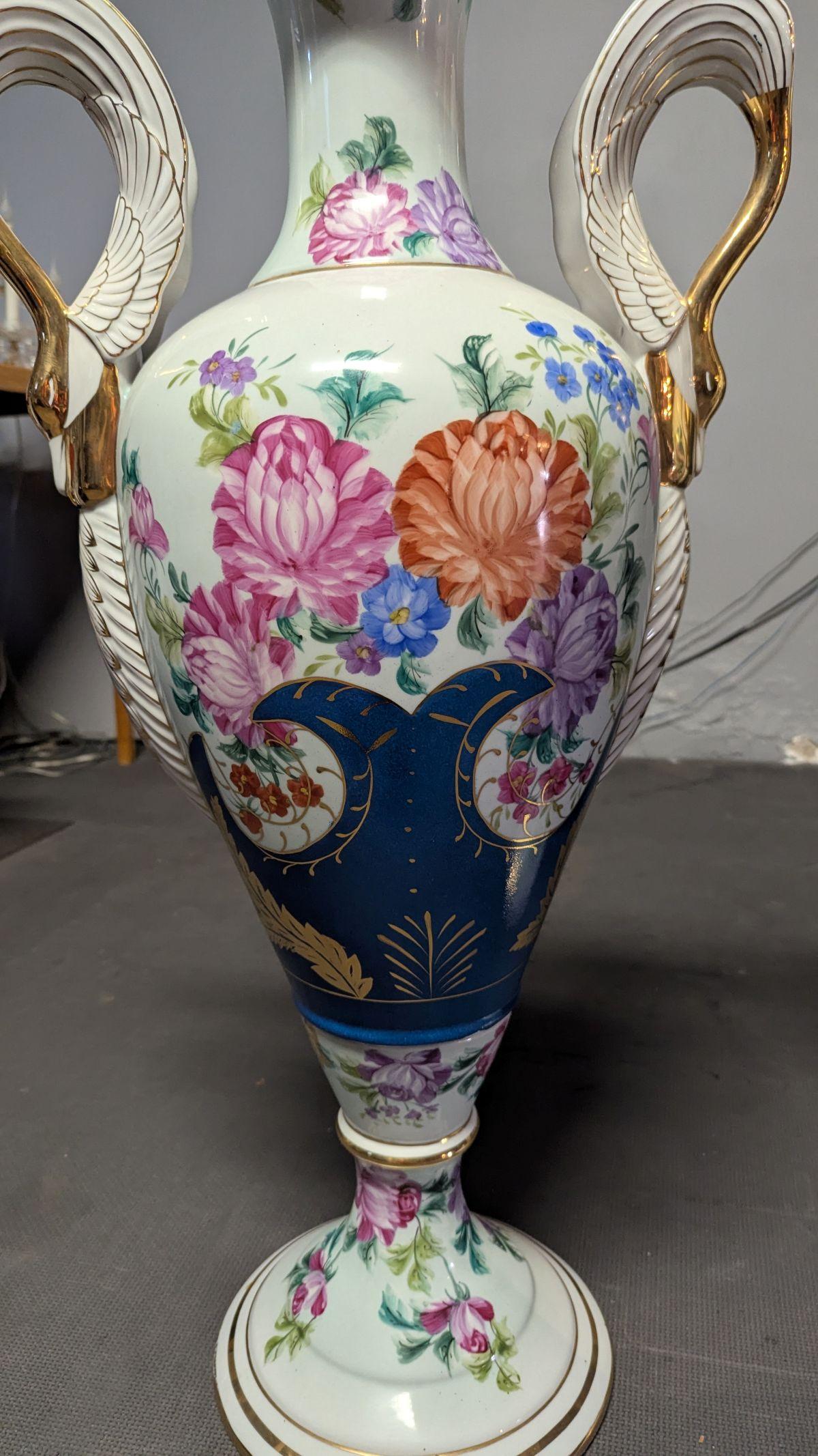 Apogée victorien Paire de grands vases en porcelaine peinte en vente
