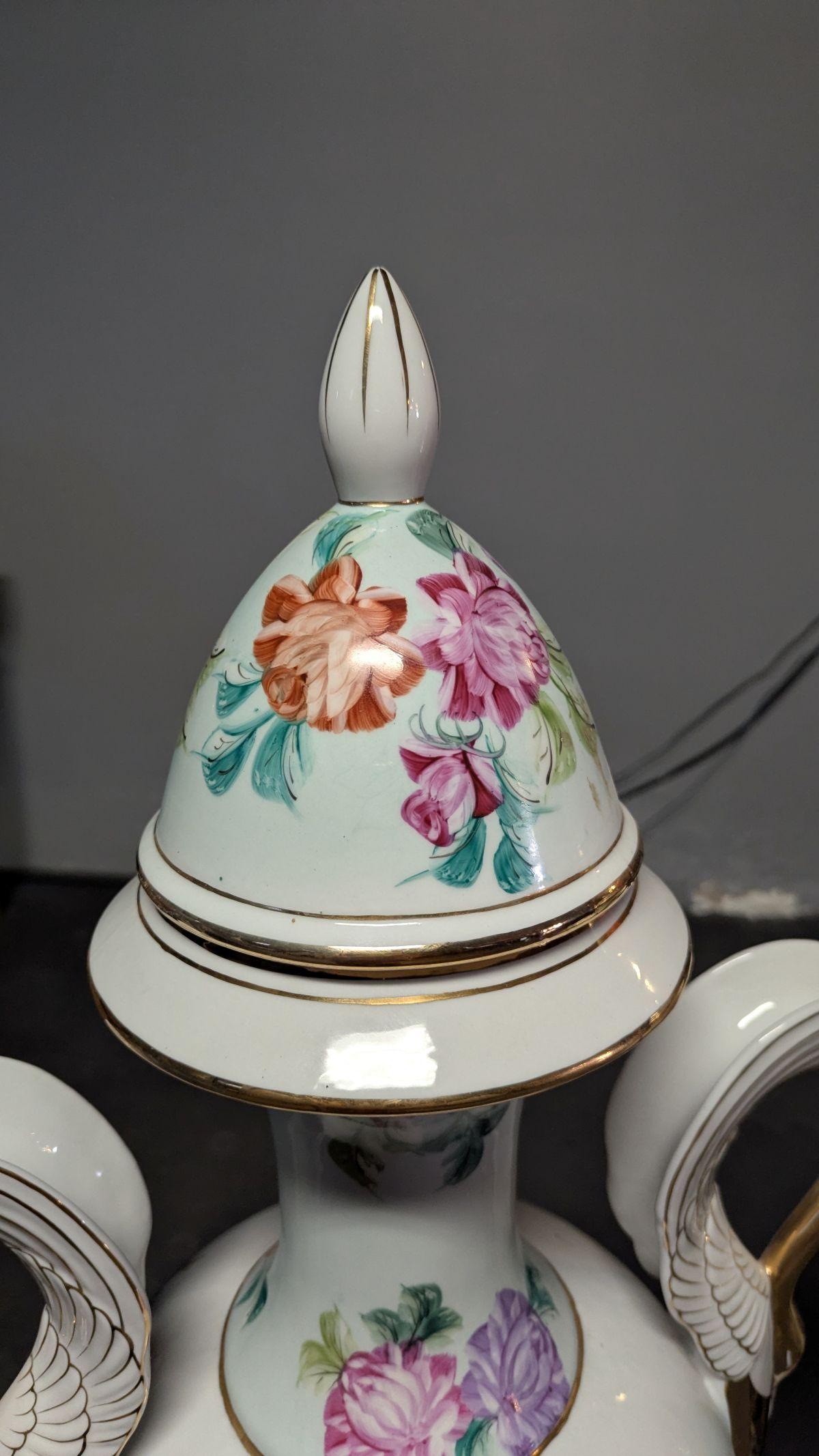 Paire de grands vases en porcelaine peinte Bon état - En vente à Pueblo, CO