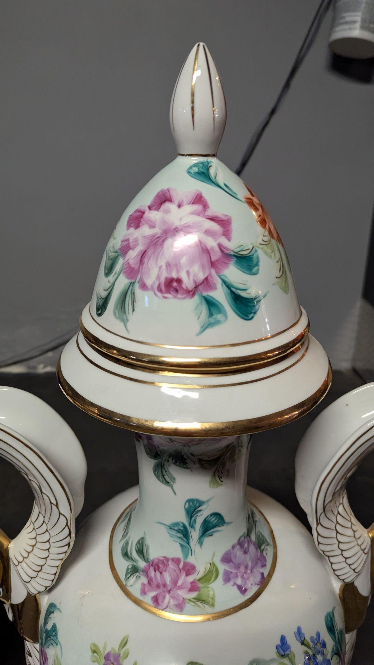 20ième siècle Paire de grands vases en porcelaine peinte en vente