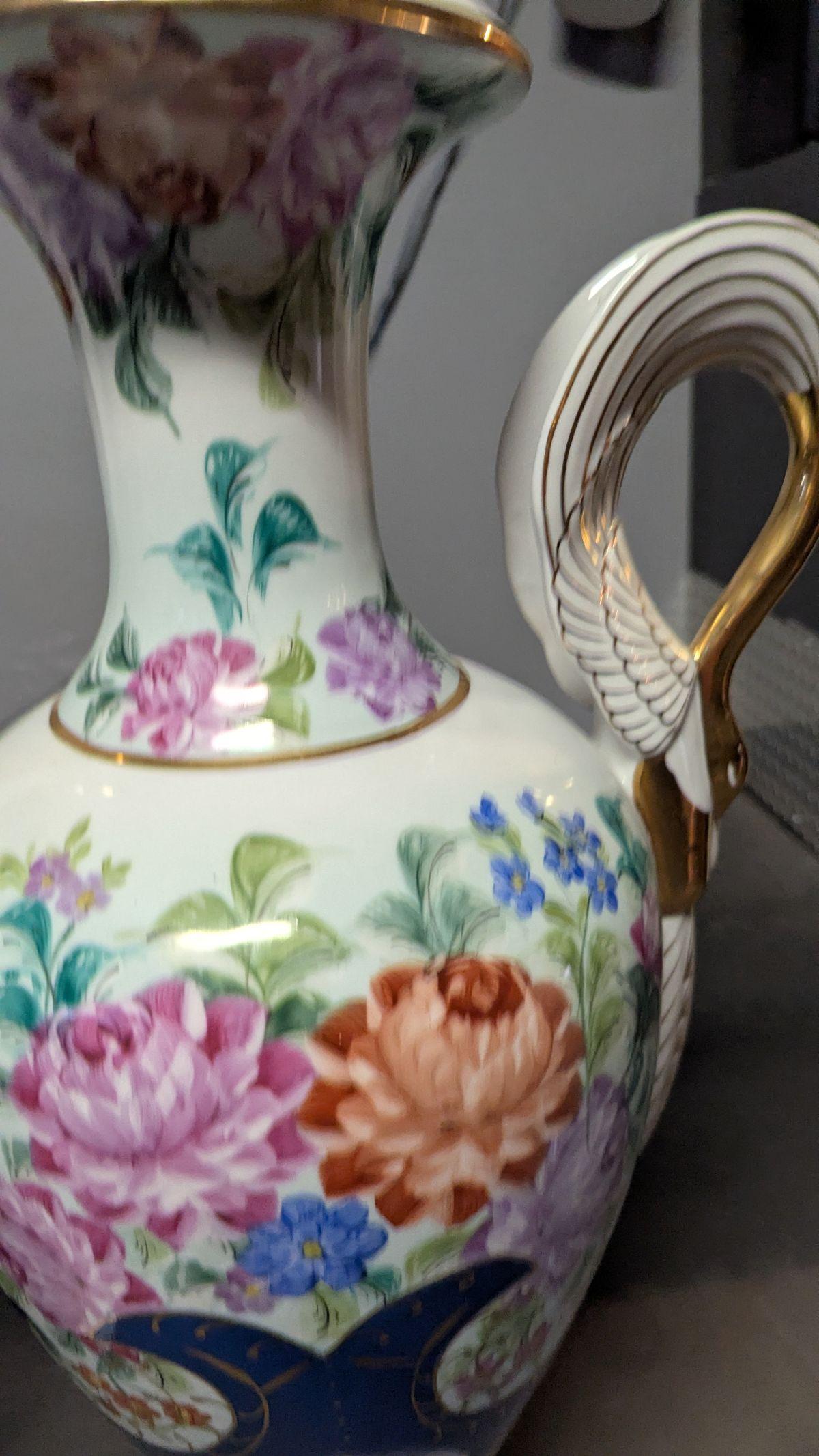 Porcelaine Paire de grands vases en porcelaine peinte en vente