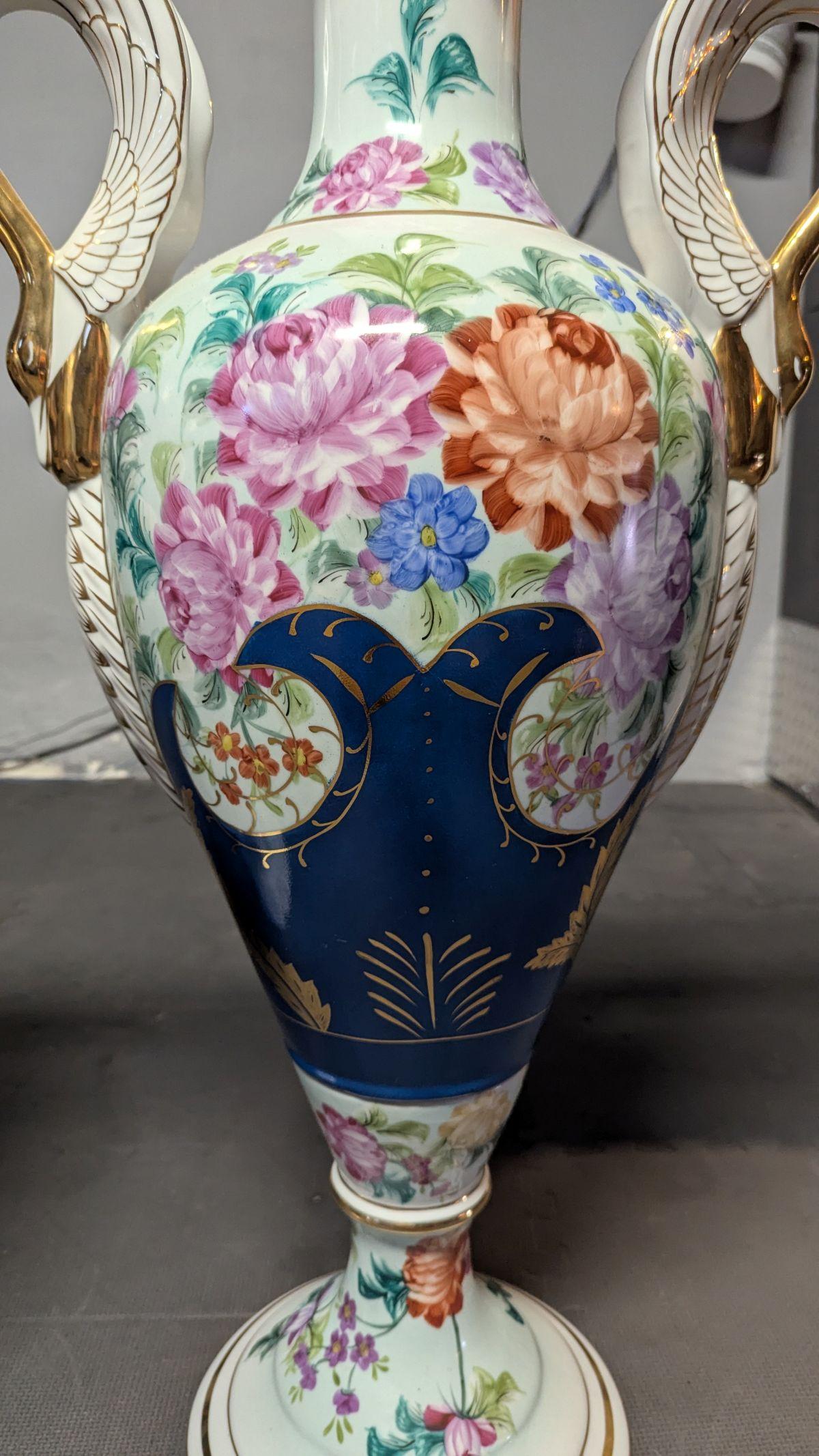 Paire de grands vases en porcelaine peinte en vente 1