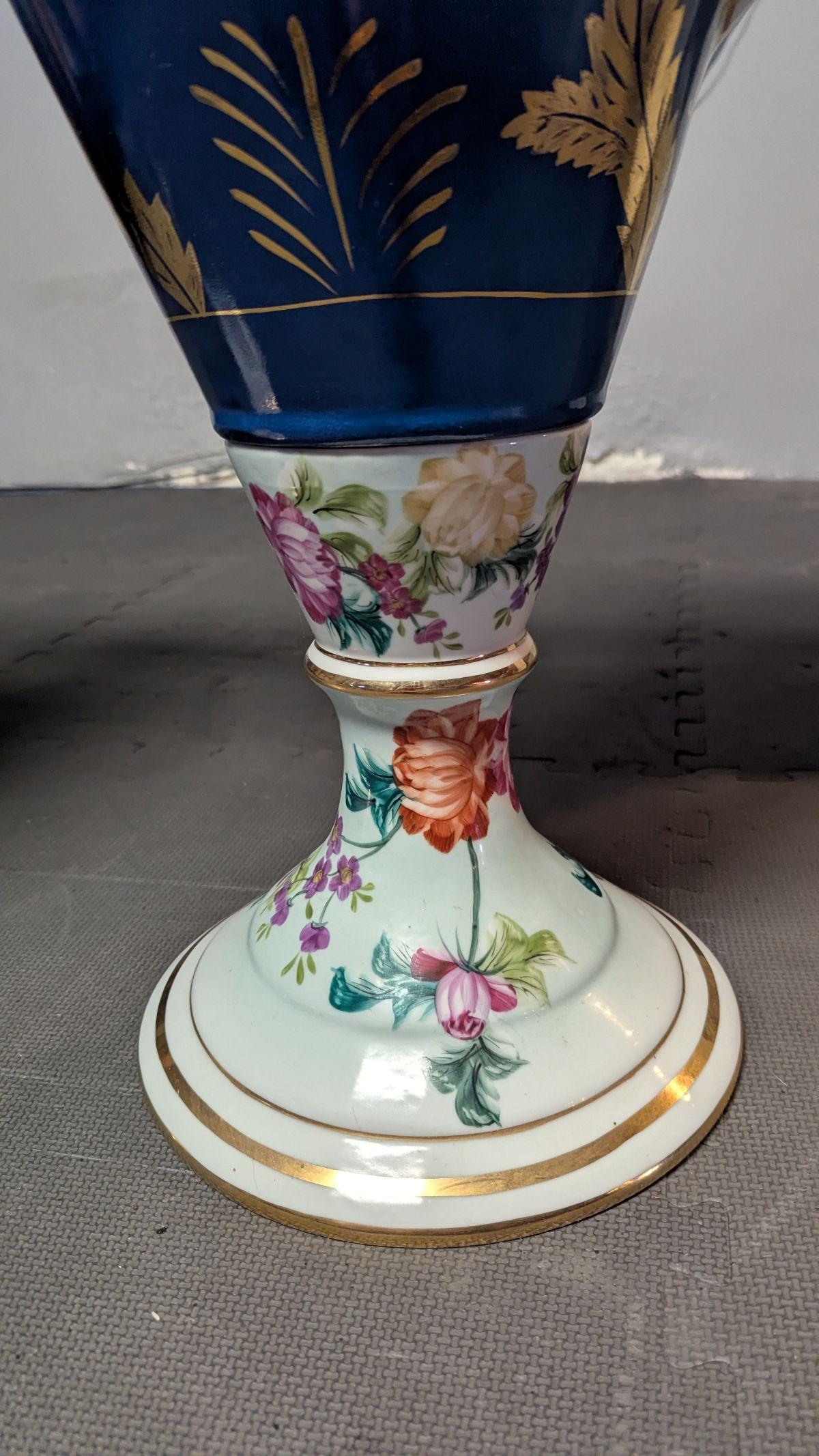 Paire de grands vases en porcelaine peinte en vente 2