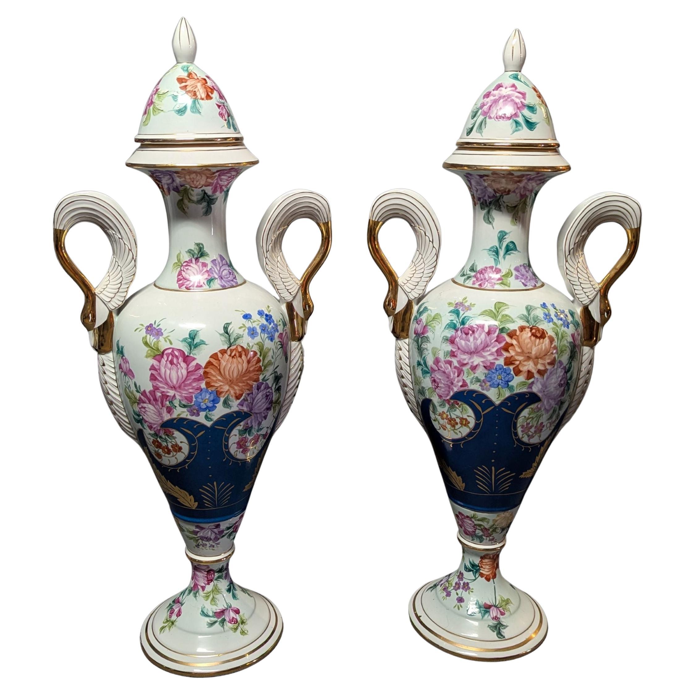 Paire de grands vases en porcelaine peinte en vente