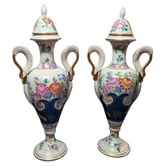 Paire de grands vases en porcelaine peinte
