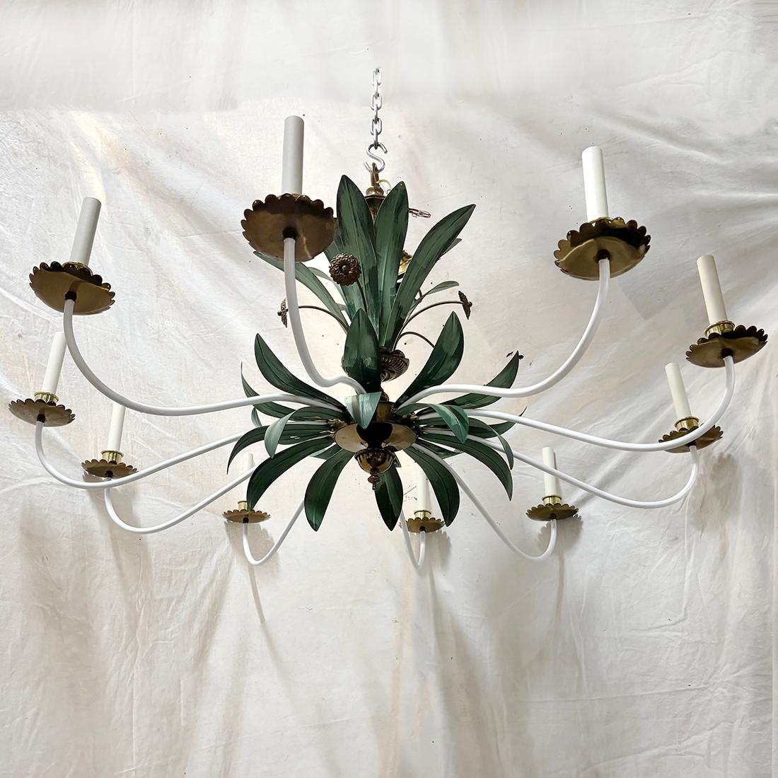 Un lampadario a tole dipinto italiano degli anni '50 circa con 10 luci.

Misure:
Diametro: 48
