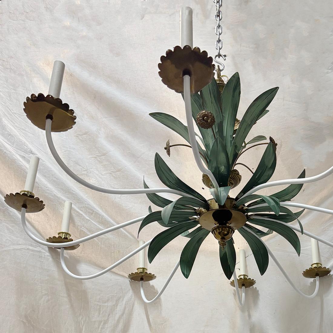 Italiano Grande lampadario in tole dipinto in vendita