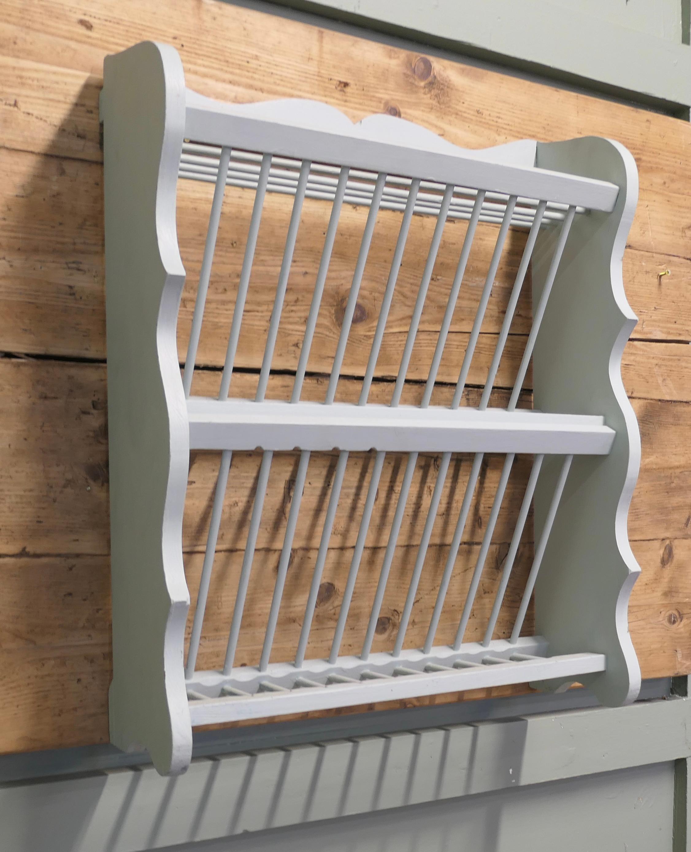 Large Painted Wall Hanging Pine Plate Rack  This useful piece hangs on the wall In Good Condition For Sale In Godshill, Isle of Wight