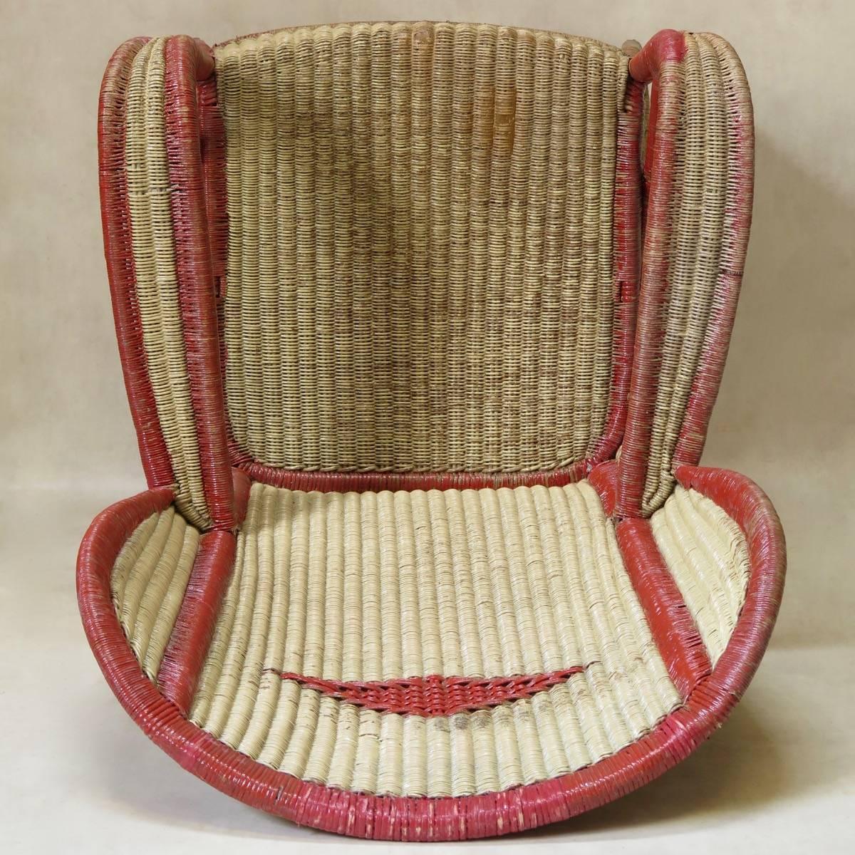 Gran sillón de mimbre pintado con respaldo alado, hacia 1920 en Bastante bueno estado para la venta en Isle Sur La Sorgue, Vaucluse