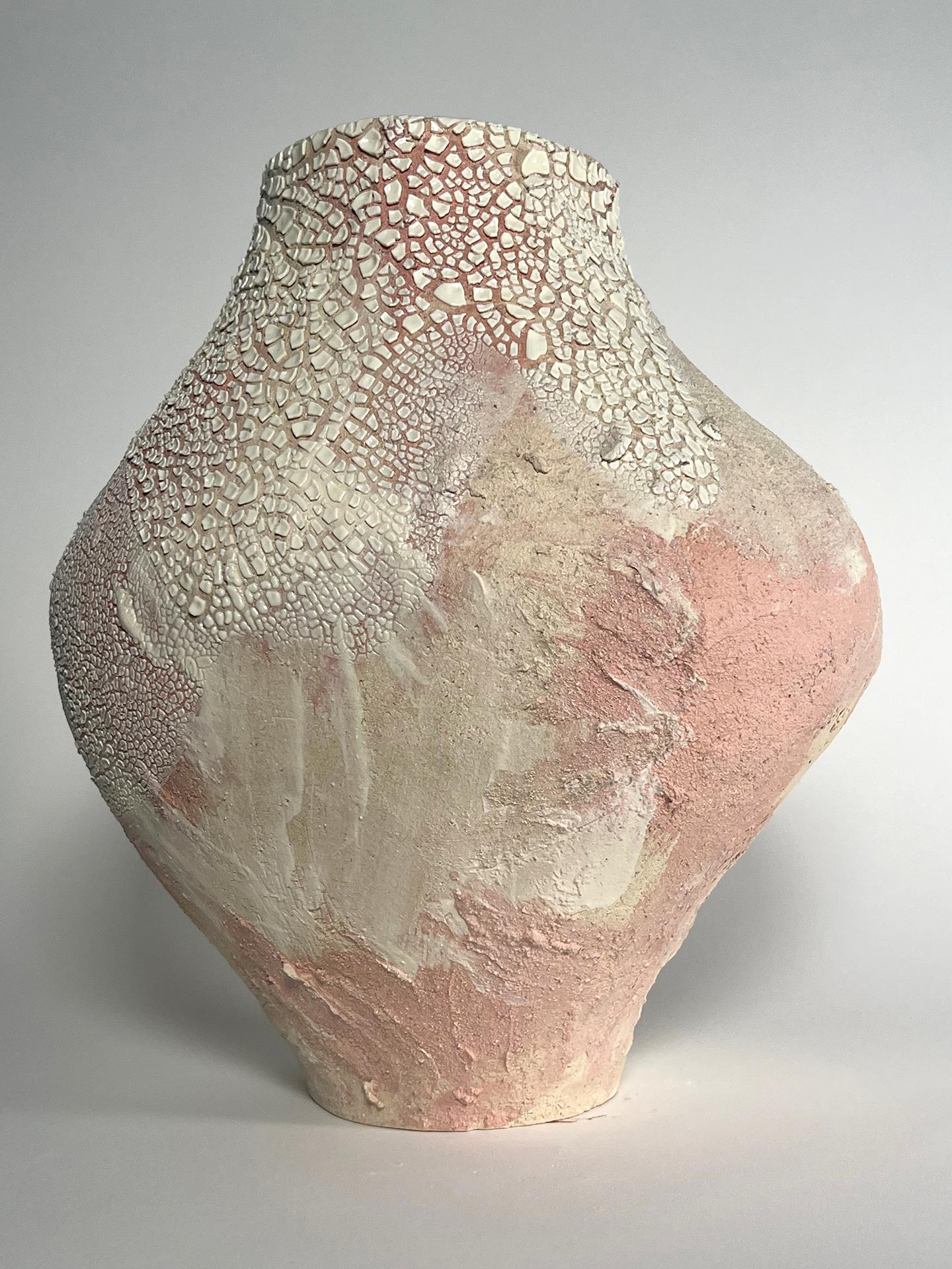 Smaltato Vaso grande in ceramica rosa dipinto e bianco Lost Quarry Vaso moderno artigianale in vendita
