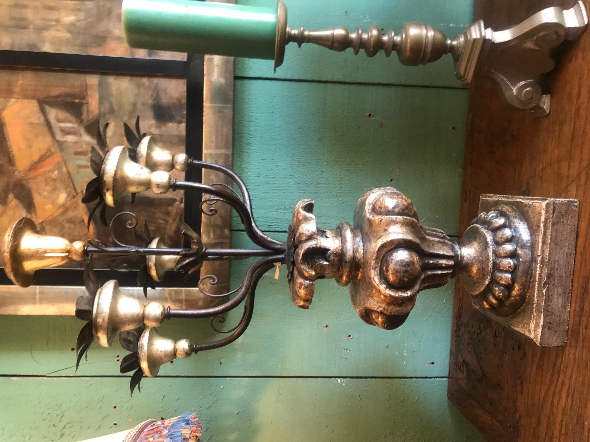 Grande coppia di candelabri del 18° secolo Portacandele in metallo argentato Luce d'atmosfera Tavolo da pranzo. Imponente coppia di portacandele in legno e ferro Argente Girandoles del 1700. Le urne scultura in legno intagliate e rifinite a mano