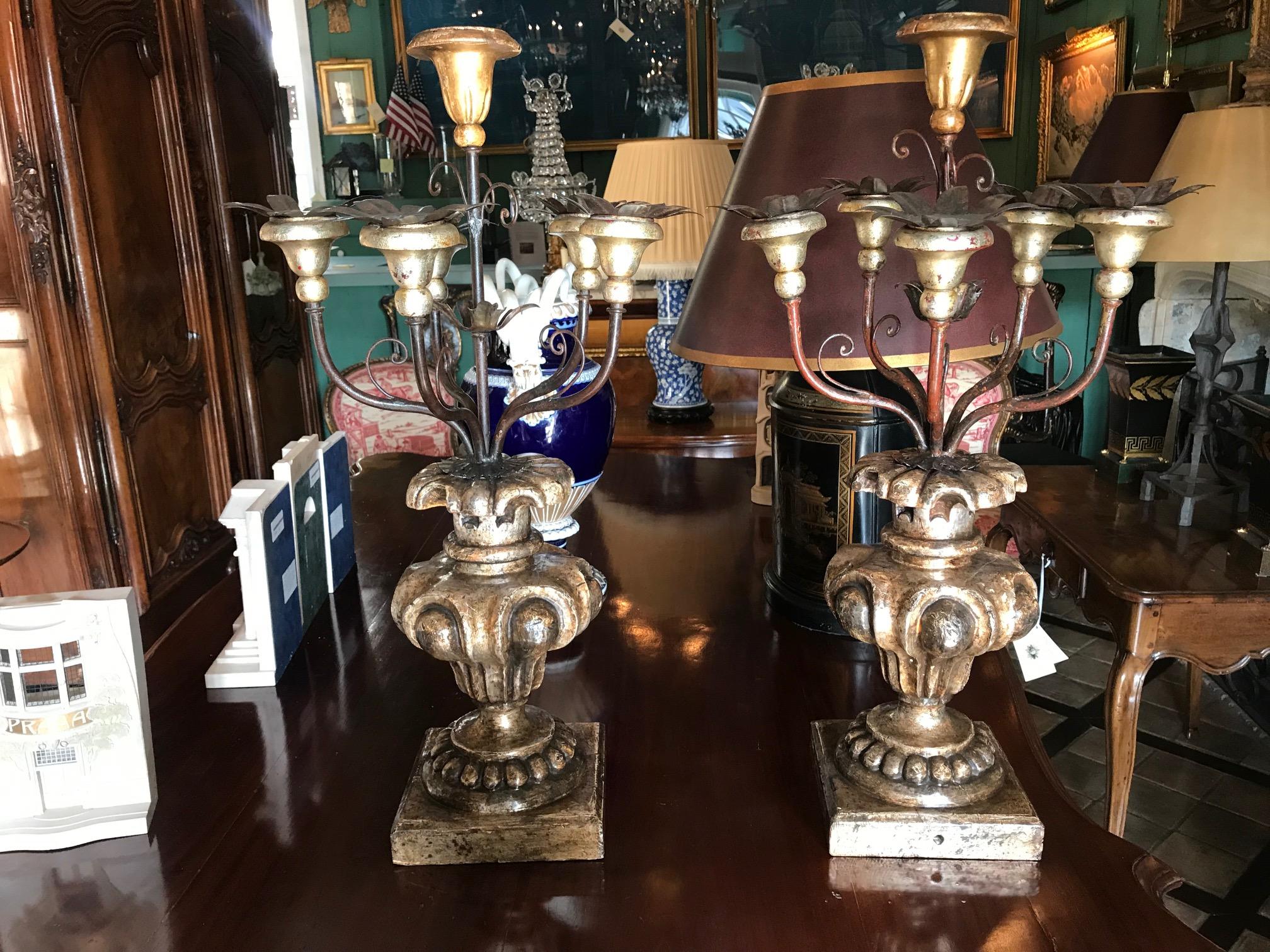 Grande coppia di candelieri del XVIII secolo Portacandele in argento Luce d'atmosfera Tavolo da pranzo In condizioni buone in vendita a West Hollywood, CA