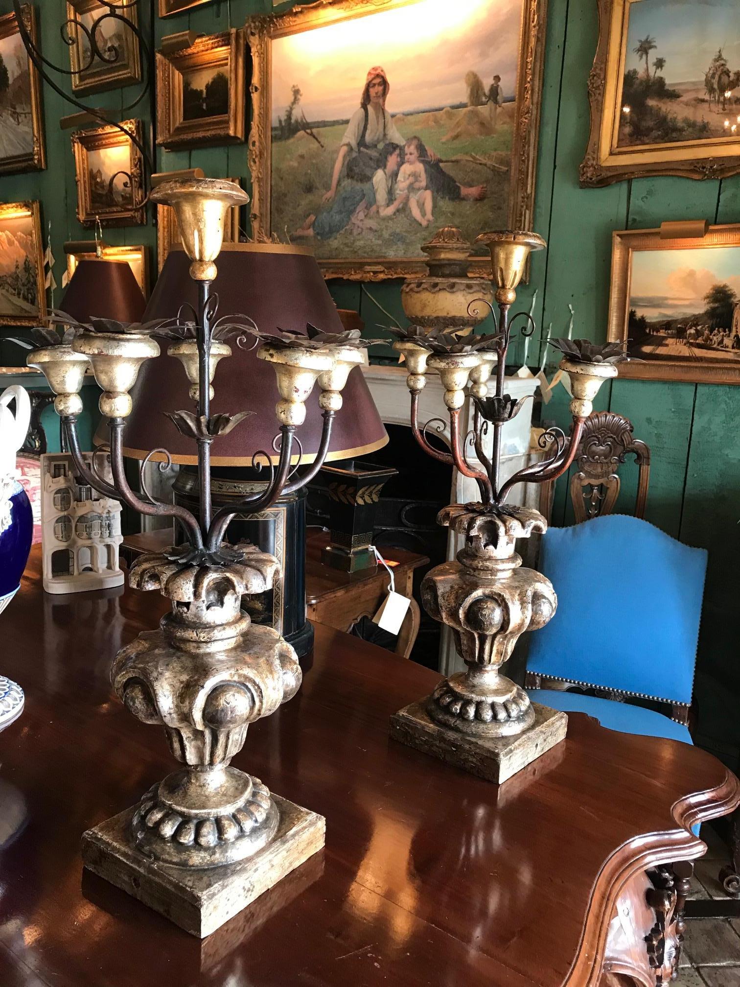 Metallo Grande coppia di candelieri del XVIII secolo Portacandele in argento Luce d'atmosfera Tavolo da pranzo in vendita