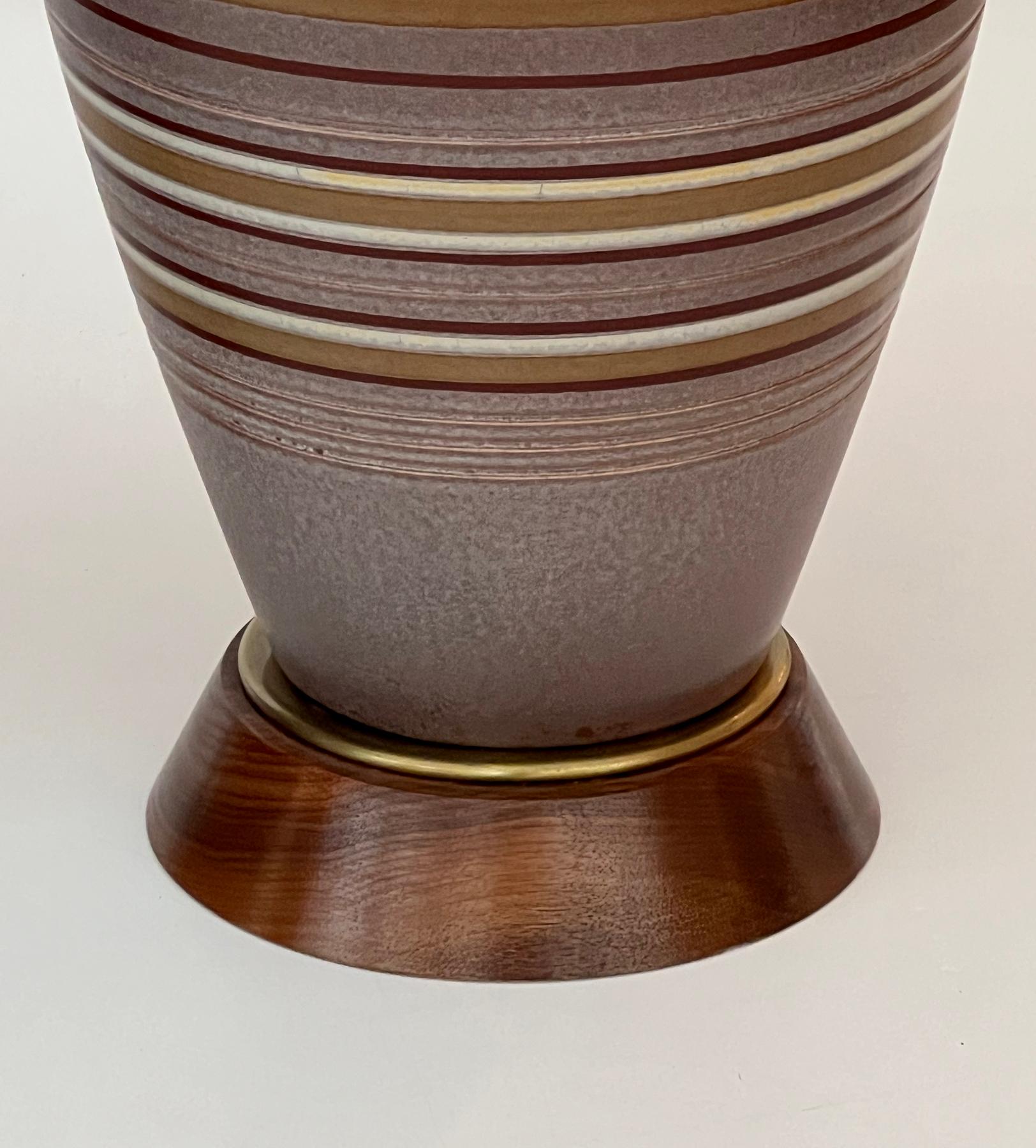 Américain Grande paire de lampes des années 1960 avec décoration émaillée striée sur fond de Pumice en vente