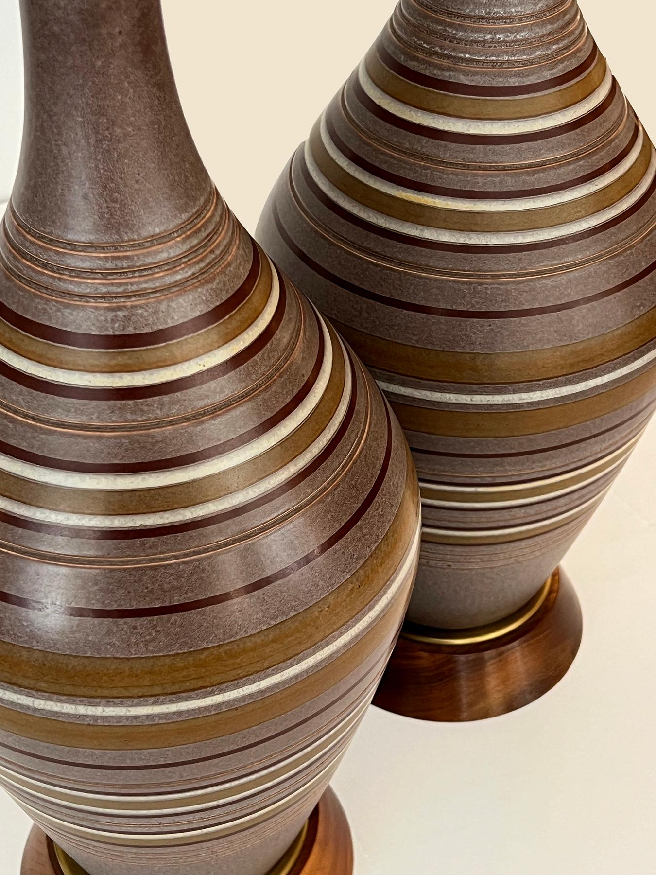 Milieu du XXe siècle Grande paire de lampes des années 1960 avec décoration émaillée striée sur fond de Pumice en vente