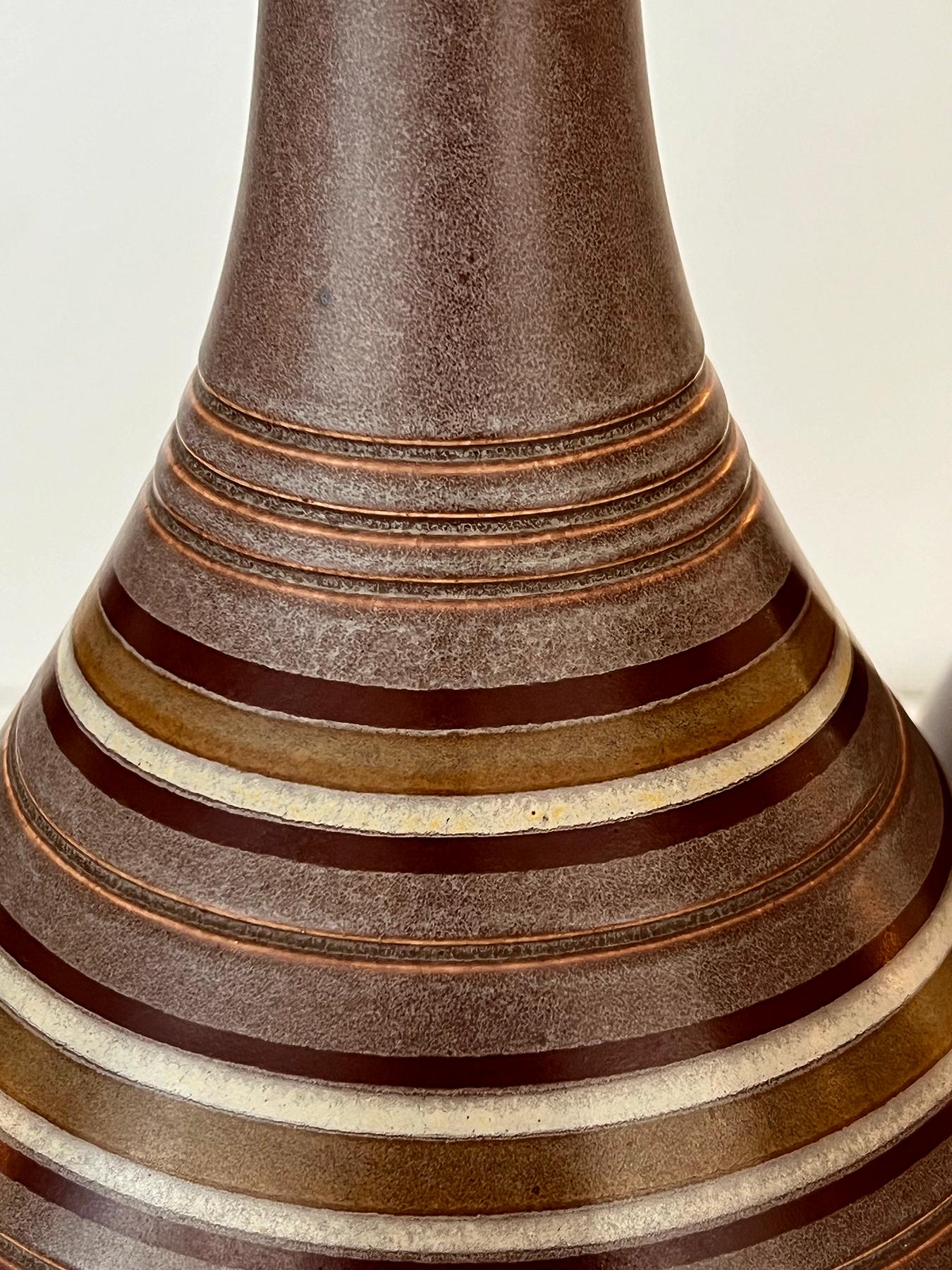 Céramique Grande paire de lampes des années 1960 avec décoration émaillée striée sur fond de Pumice en vente