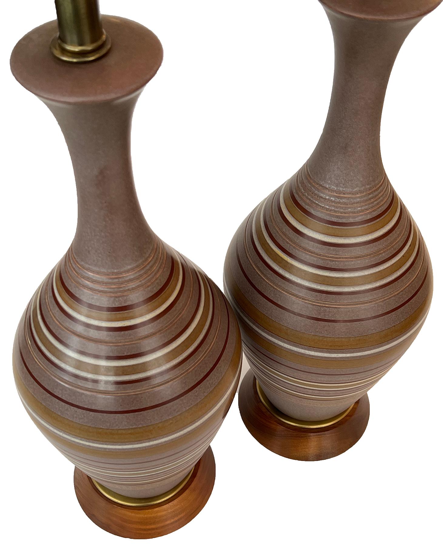 Grande paire de lampes des années 1960 avec décoration émaillée striée sur fond de Pumice en vente 1