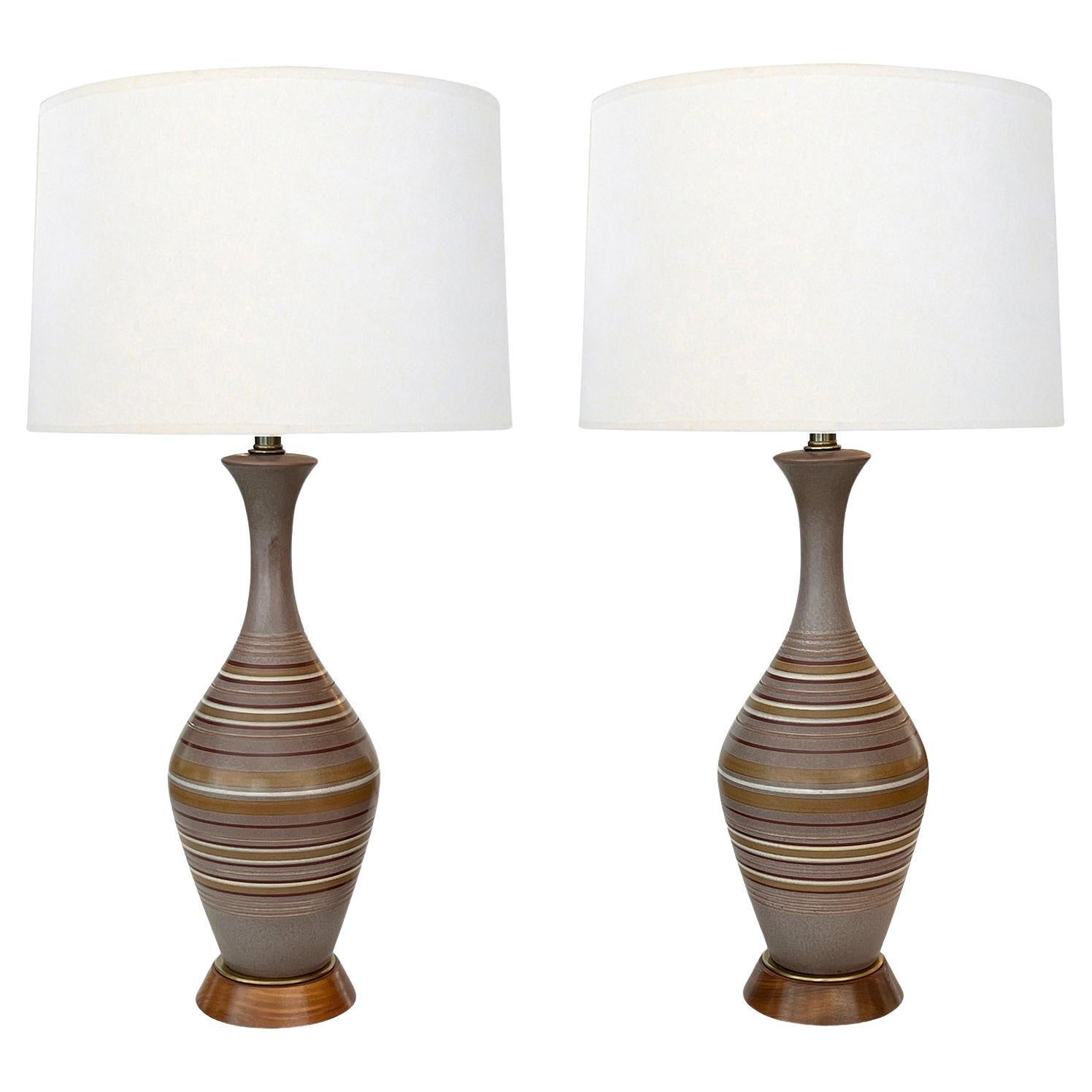 Grande coppia di lampade degli anni '60 con decorazione smaltata a righe su fondo di pomice