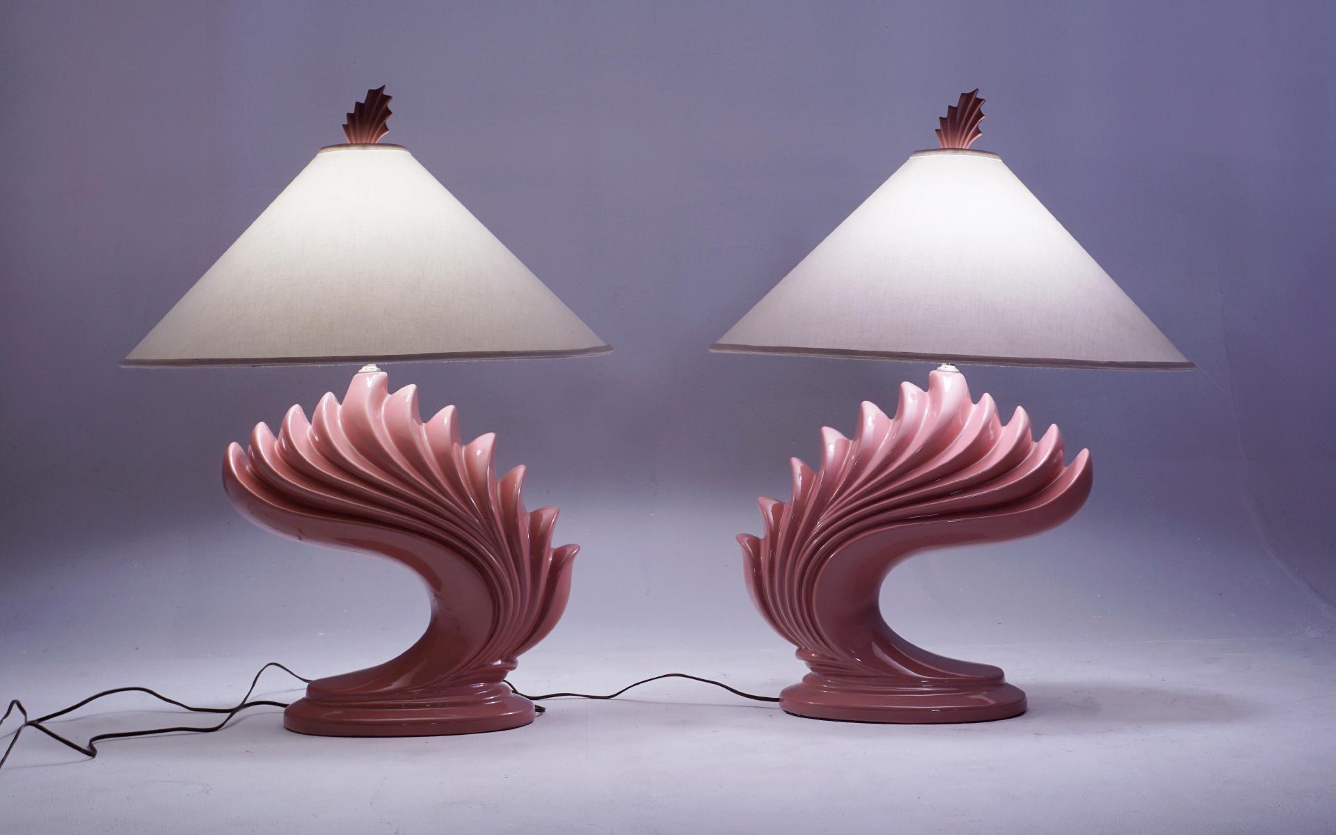 Hollywood Regency Grande paire de lampes de bureau en céramique des années 1970, fleurons et abat-jour d'origine, corail  / Rose en vente