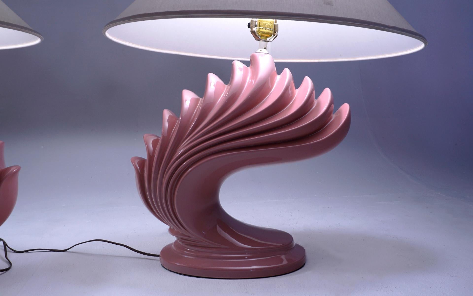 Américain Grande paire de lampes de bureau en céramique des années 1970, fleurons et abat-jour d'origine, corail  / Rose en vente