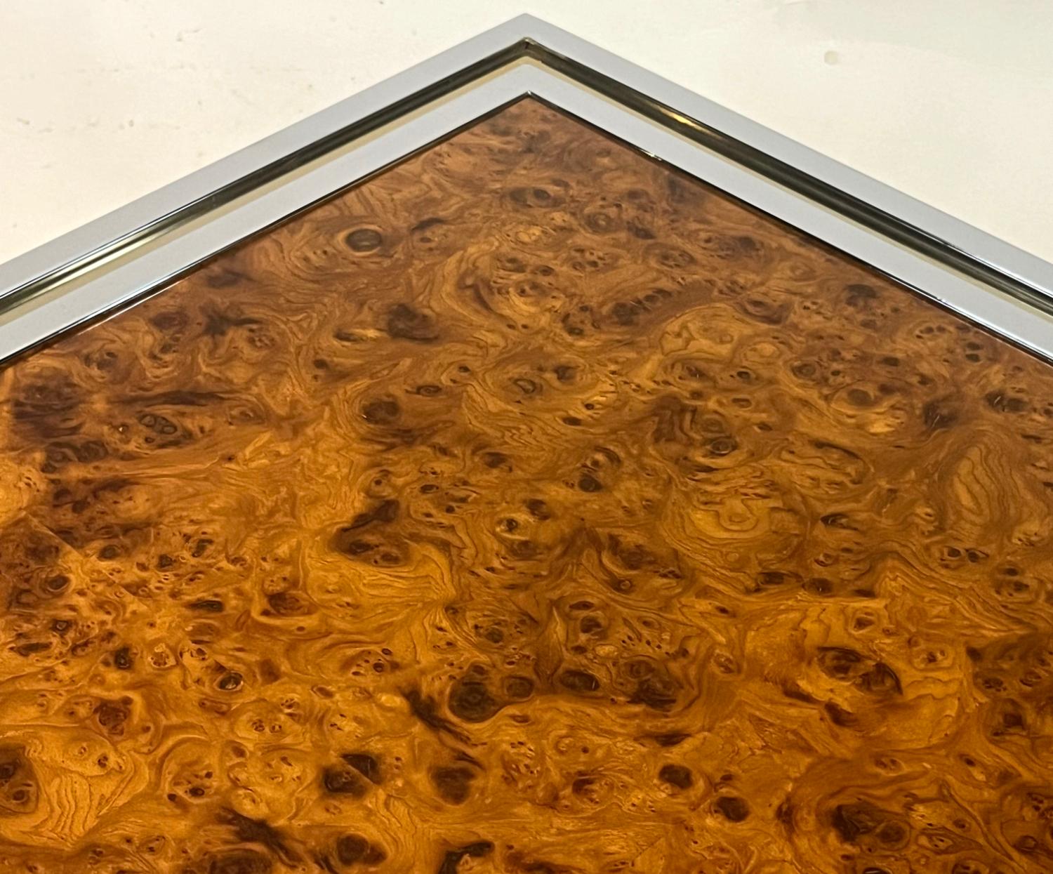 Paire de lampes d'appoint en loupe d'orme en laiton chromé italiennes des années 1970 en vente 11