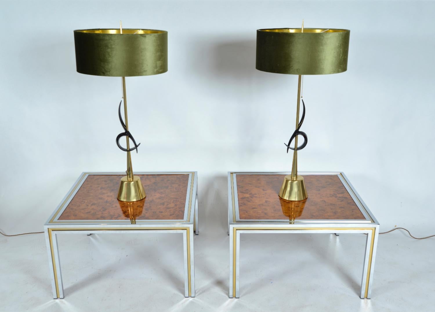 20ième siècle Paire de lampes d'appoint en loupe d'orme en laiton chromé italiennes des années 1970 en vente