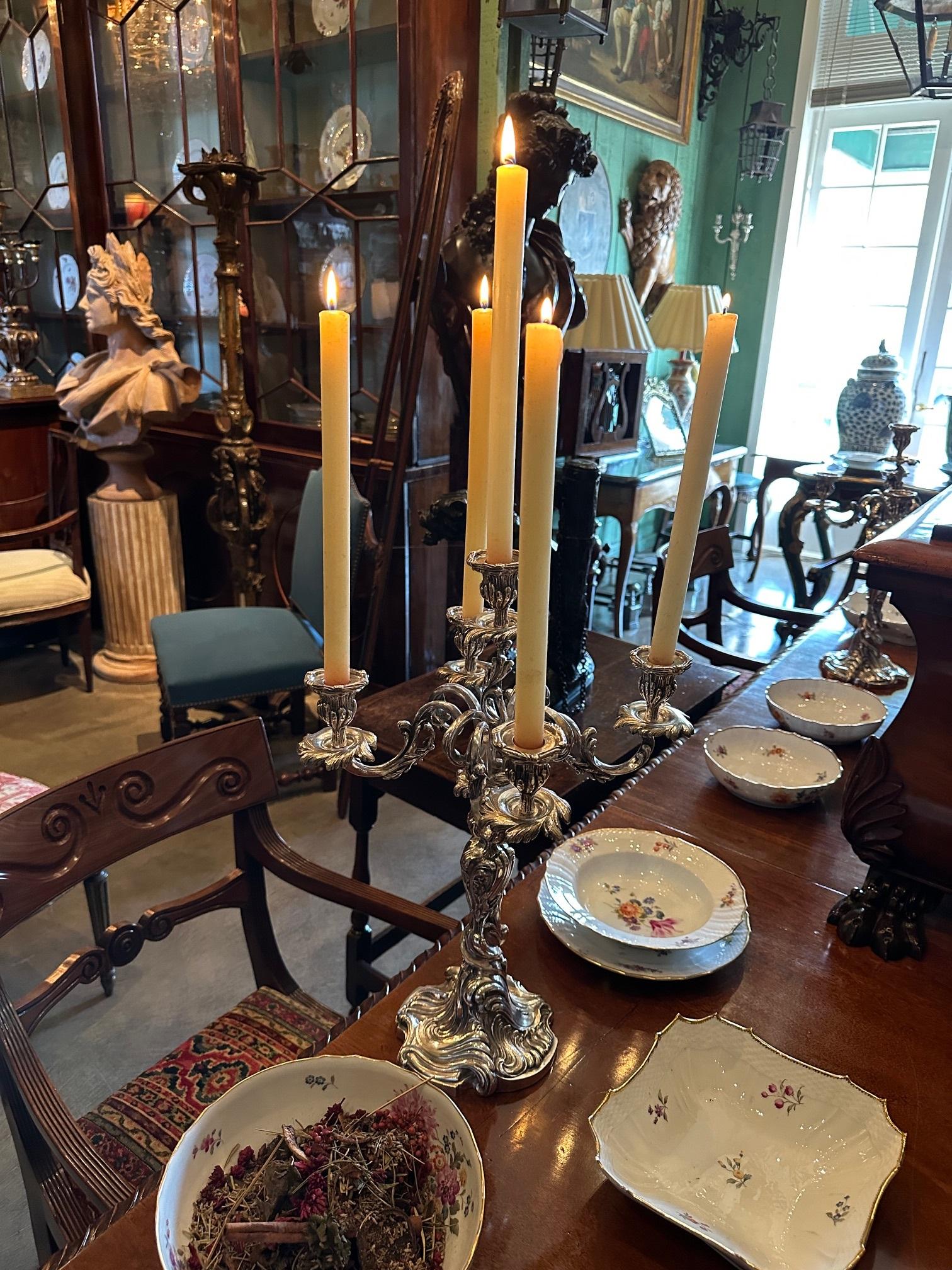 Grande coppia di candelabri del XIX secolo Portacandele in metallo argentato Luce d'atmosfera Tavolo da pranzo in vendita 4