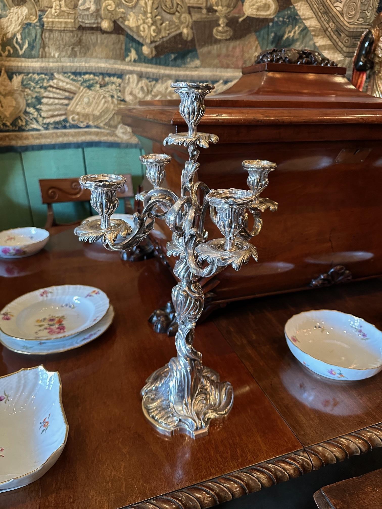 Grande coppia di candelabri del XIX secolo Portacandele in metallo argentato Luce d'atmosfera Tavolo da pranzo in vendita 5