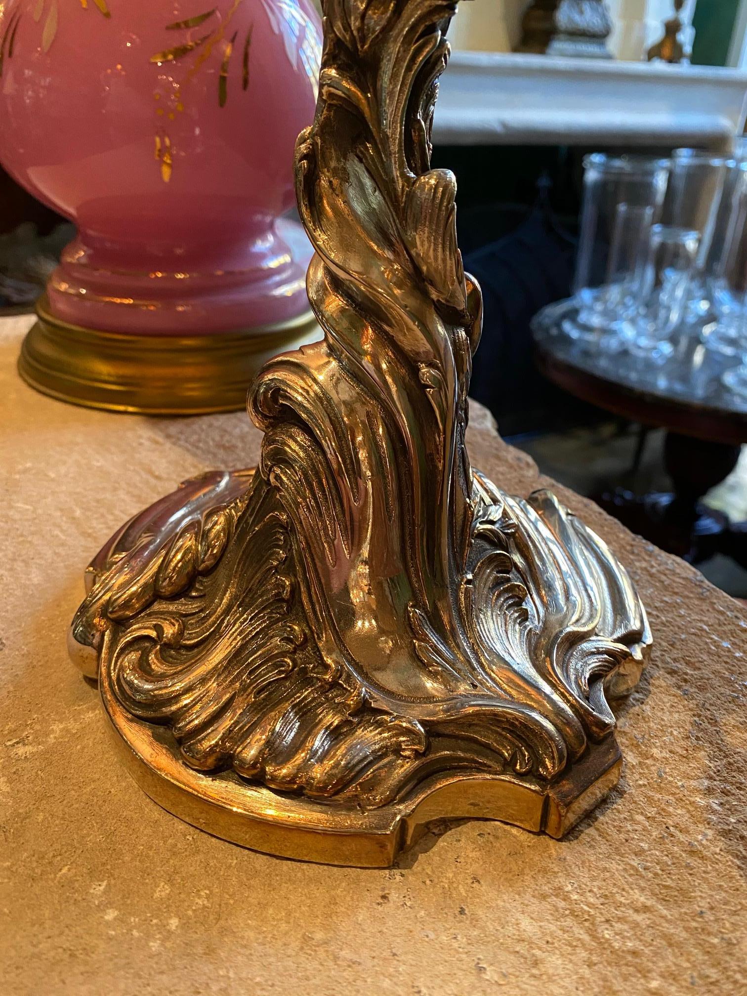 Grande coppia di candelabri del XIX secolo Portacandele in metallo argentato Luce d'atmosfera Tavolo da pranzo in vendita 6