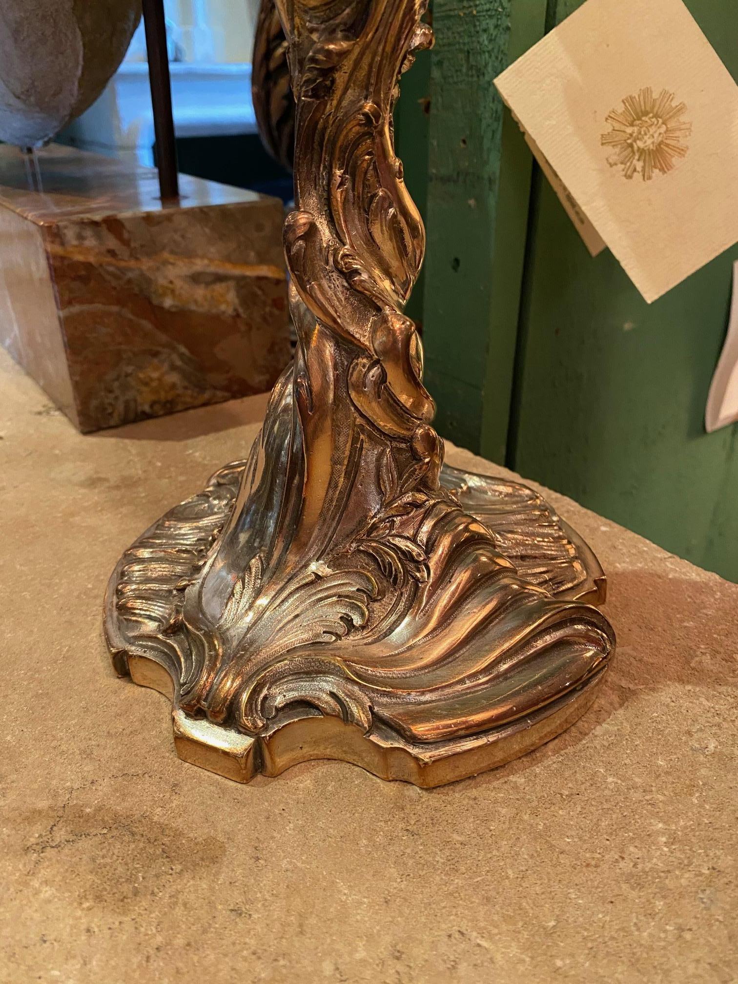 Grande coppia di candelabri del XIX secolo Portacandele in metallo argentato Luce d'atmosfera Tavolo da pranzo in vendita 9