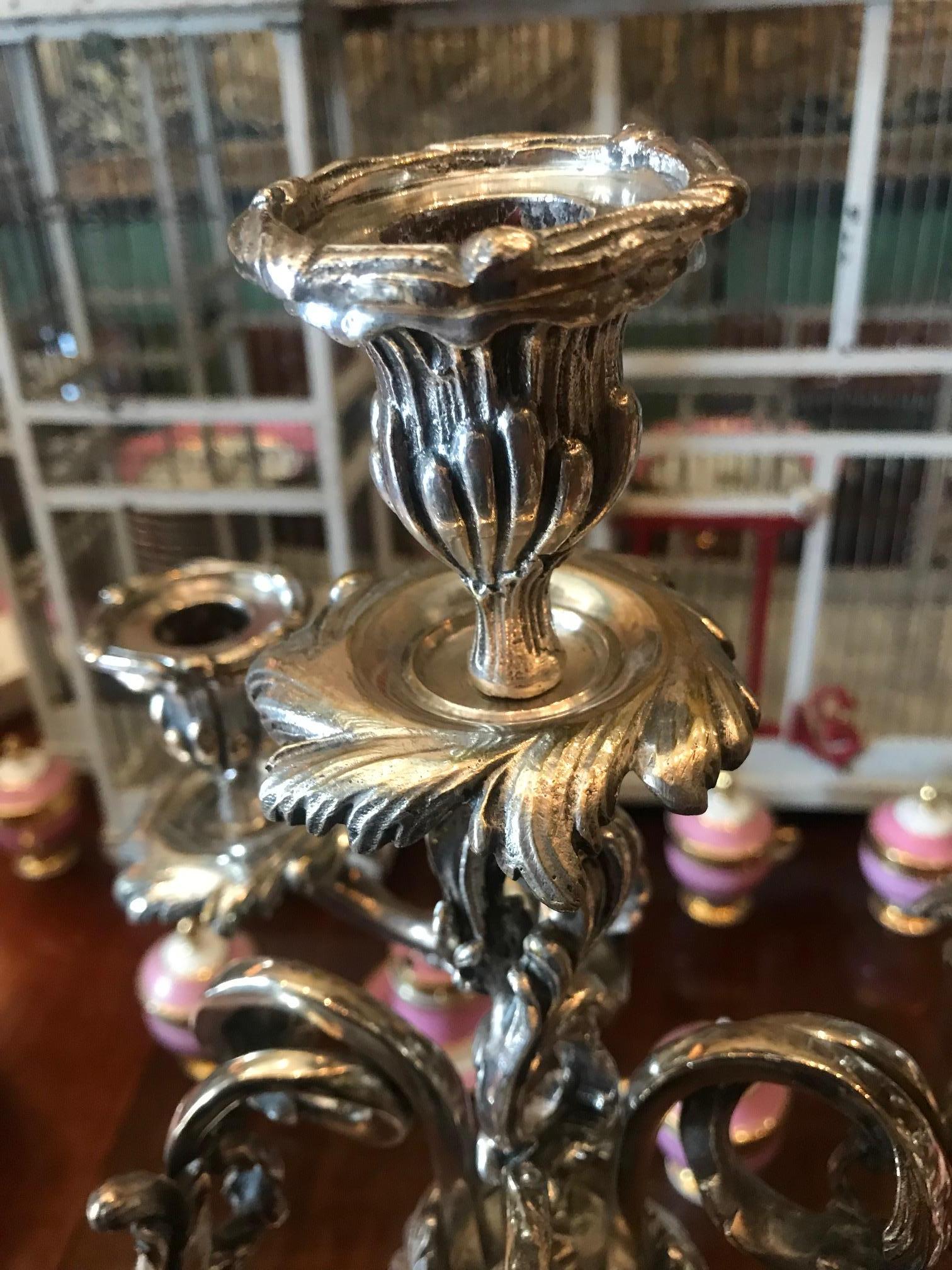 Grande coppia di candelabri del XIX secolo Portacandele in metallo argentato Luce d'atmosfera Tavolo da pranzo in vendita 11