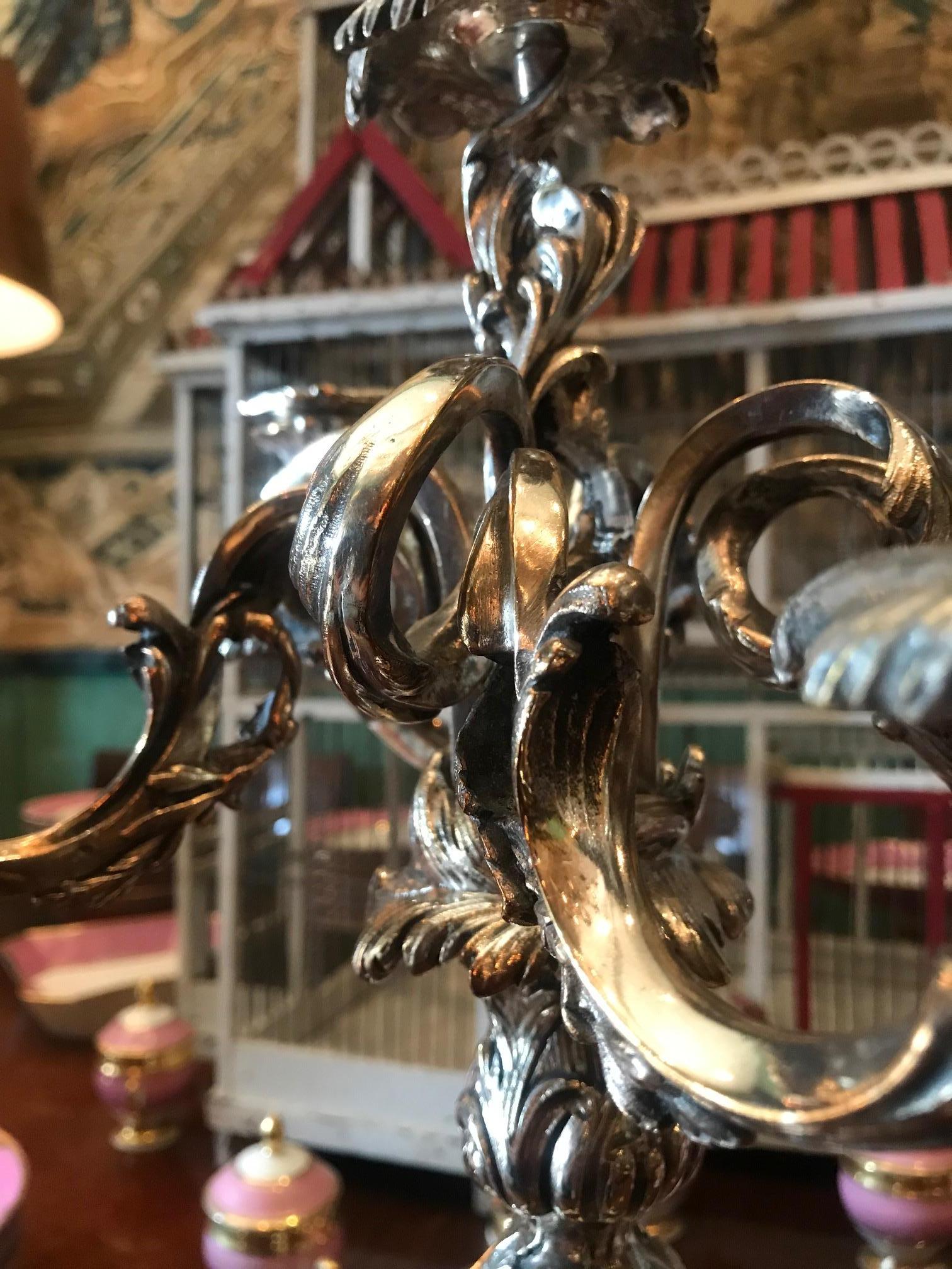 Grande coppia di candelabri del XIX secolo Portacandele in metallo argentato Luce d'atmosfera Tavolo da pranzo in vendita 12