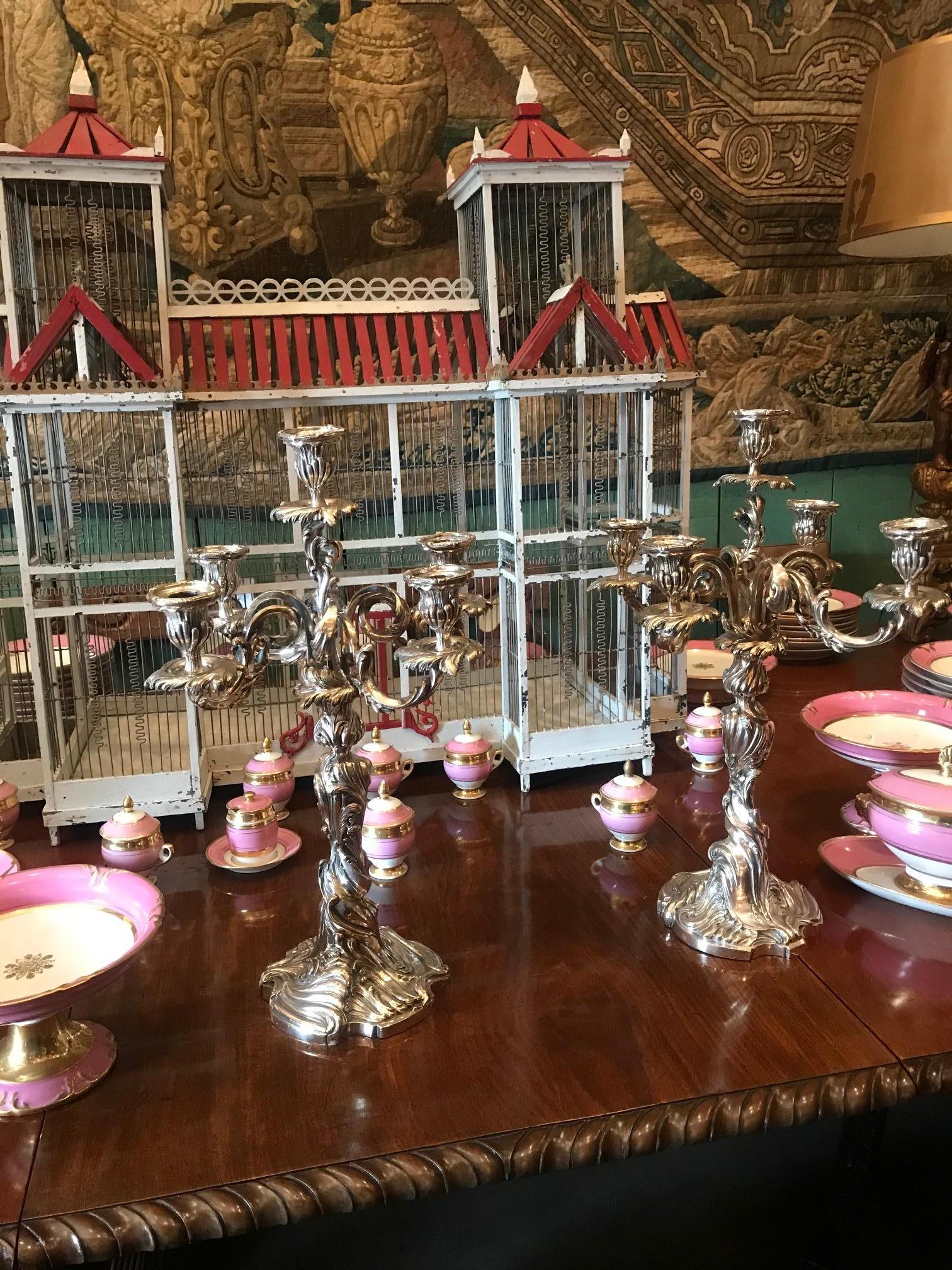 Grande coppia di candelabri del XIX secolo Portacandele in metallo argentato Luce d'atmosfera Tavolo da pranzo in vendita 13