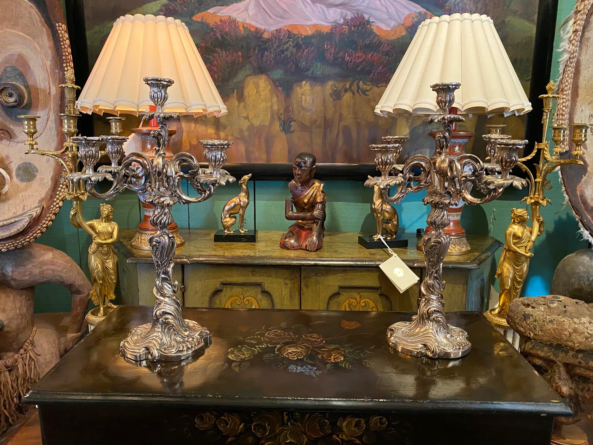 Europeo Grande coppia di candelabri del XIX secolo Portacandele in metallo argentato Luce d'atmosfera Tavolo da pranzo in vendita