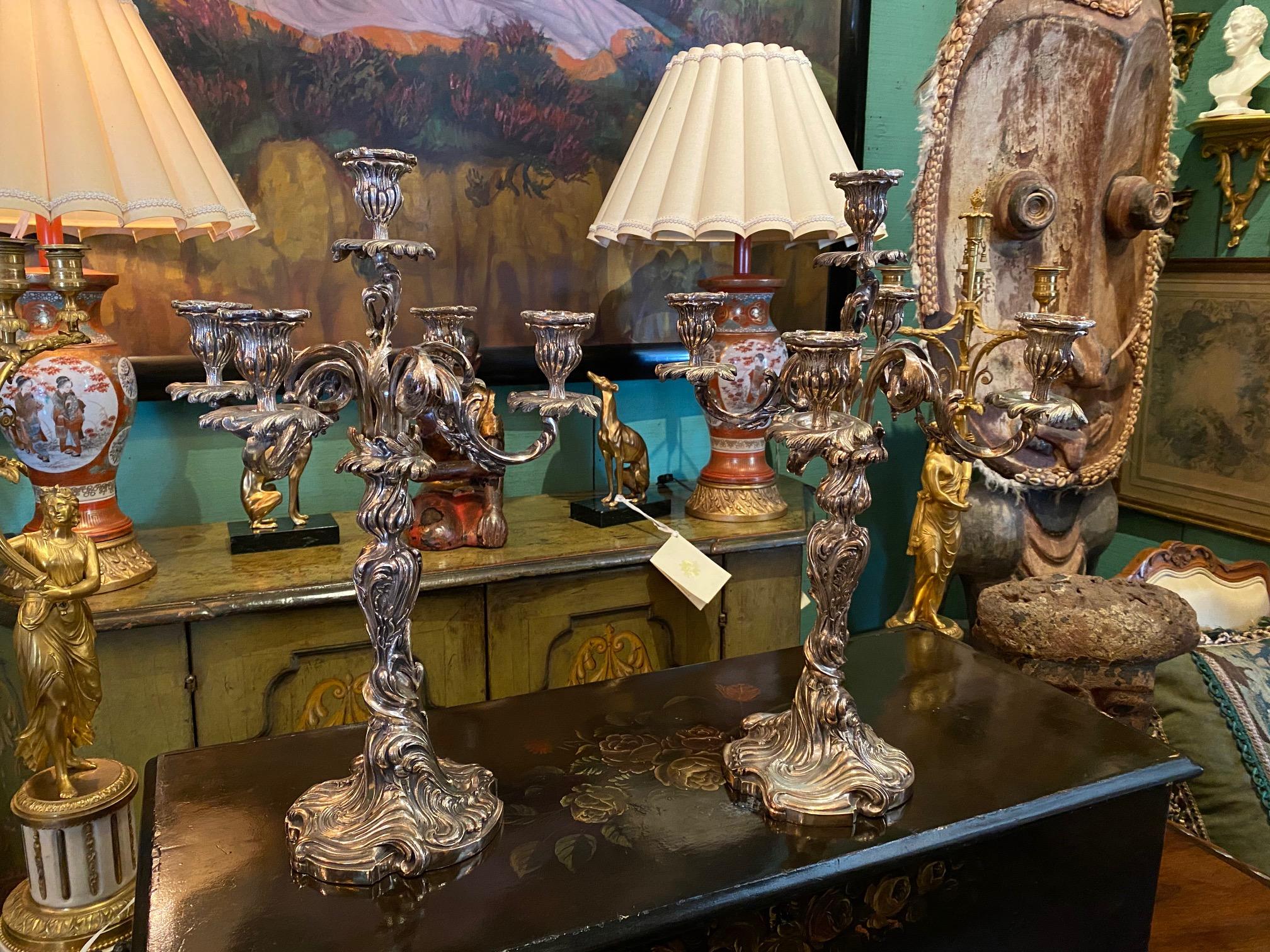 Forgiato Grande coppia di candelabri del XIX secolo Portacandele in metallo argentato Luce d'atmosfera Tavolo da pranzo in vendita