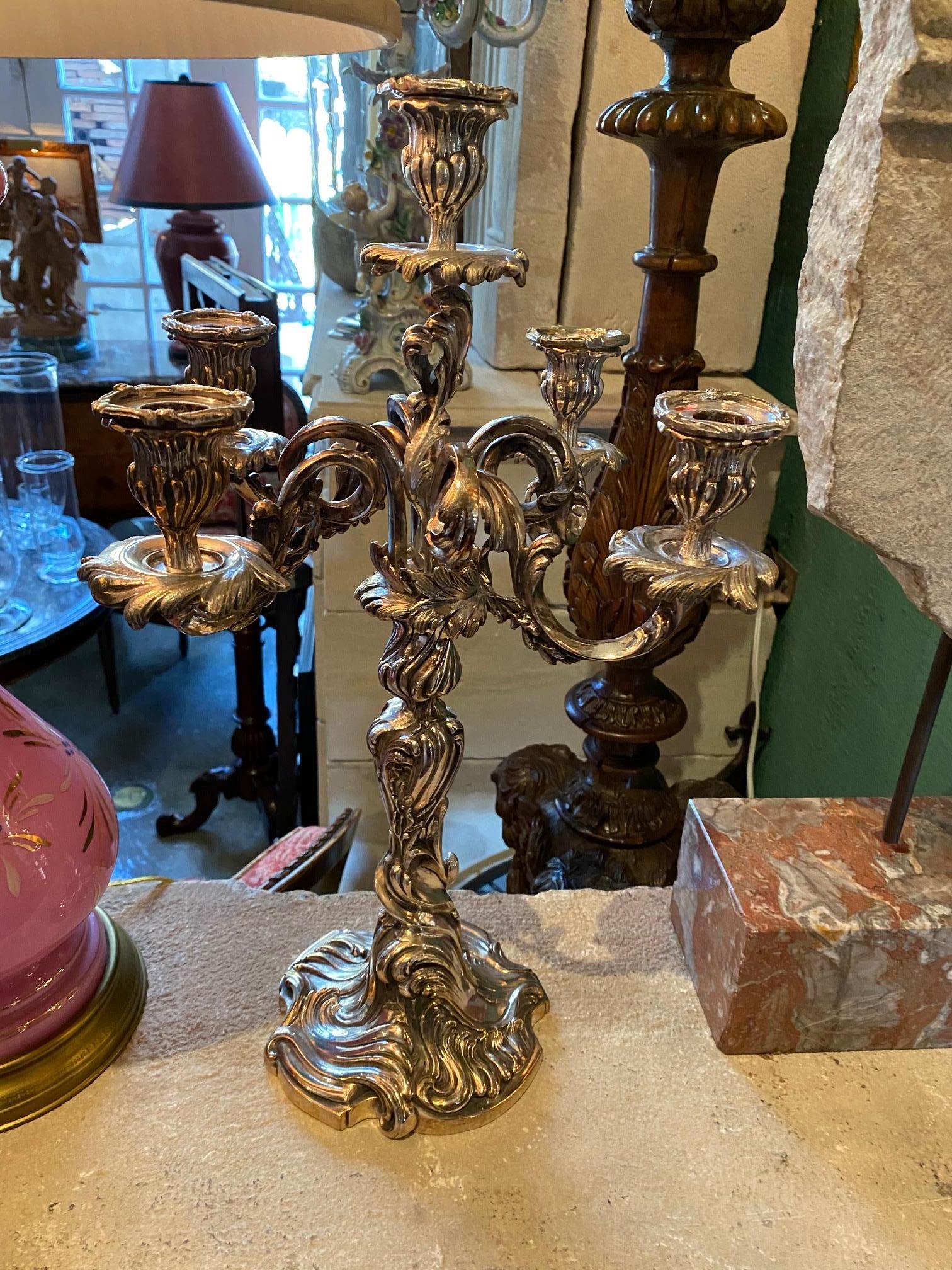 Grande coppia di candelabri del XIX secolo Portacandele in metallo argentato Luce d'atmosfera Tavolo da pranzo In condizioni buone in vendita a West Hollywood, CA