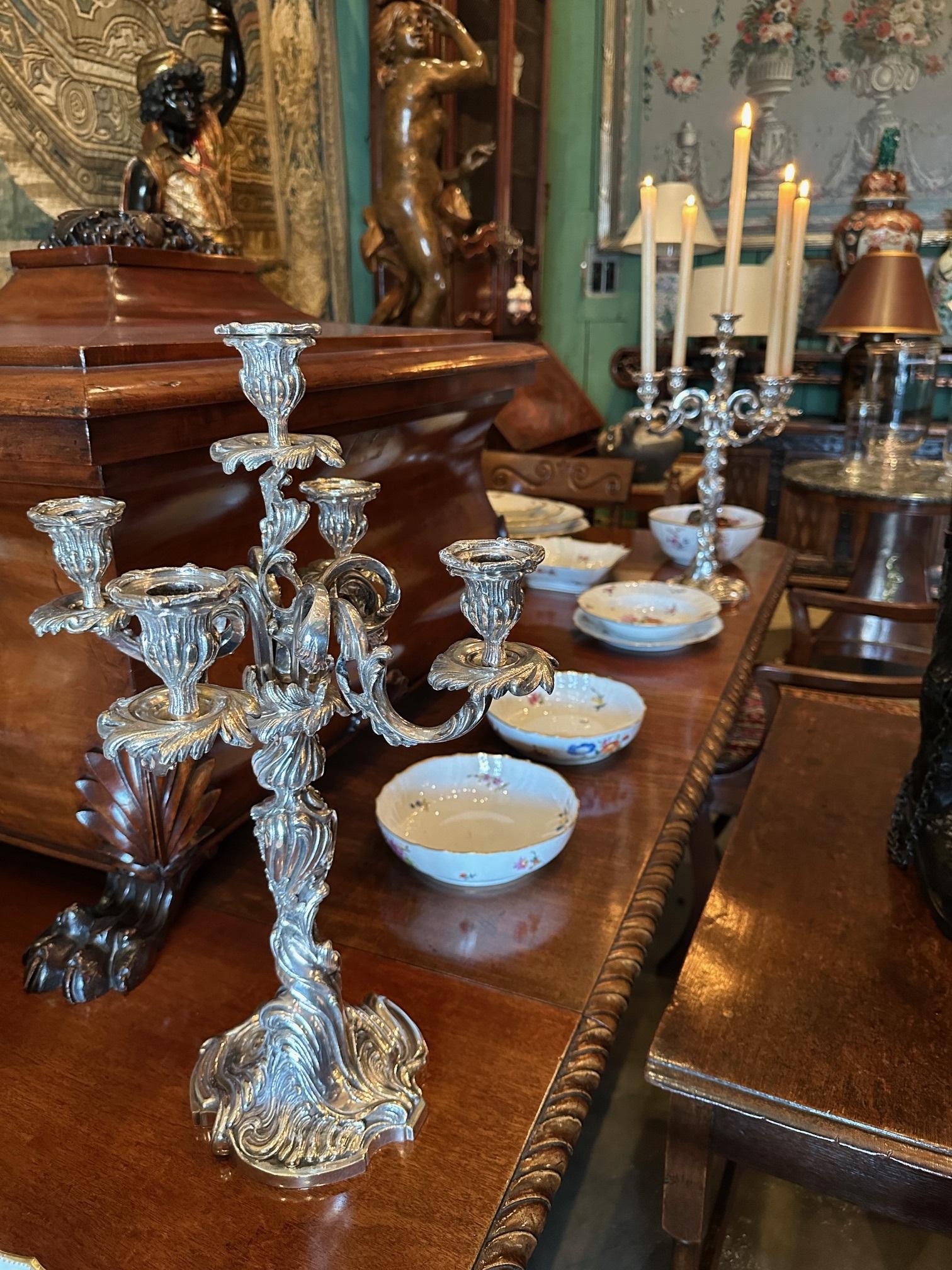 Placcato argento Grande coppia di candelabri del XIX secolo Portacandele in metallo argentato Luce d'atmosfera Tavolo da pranzo in vendita