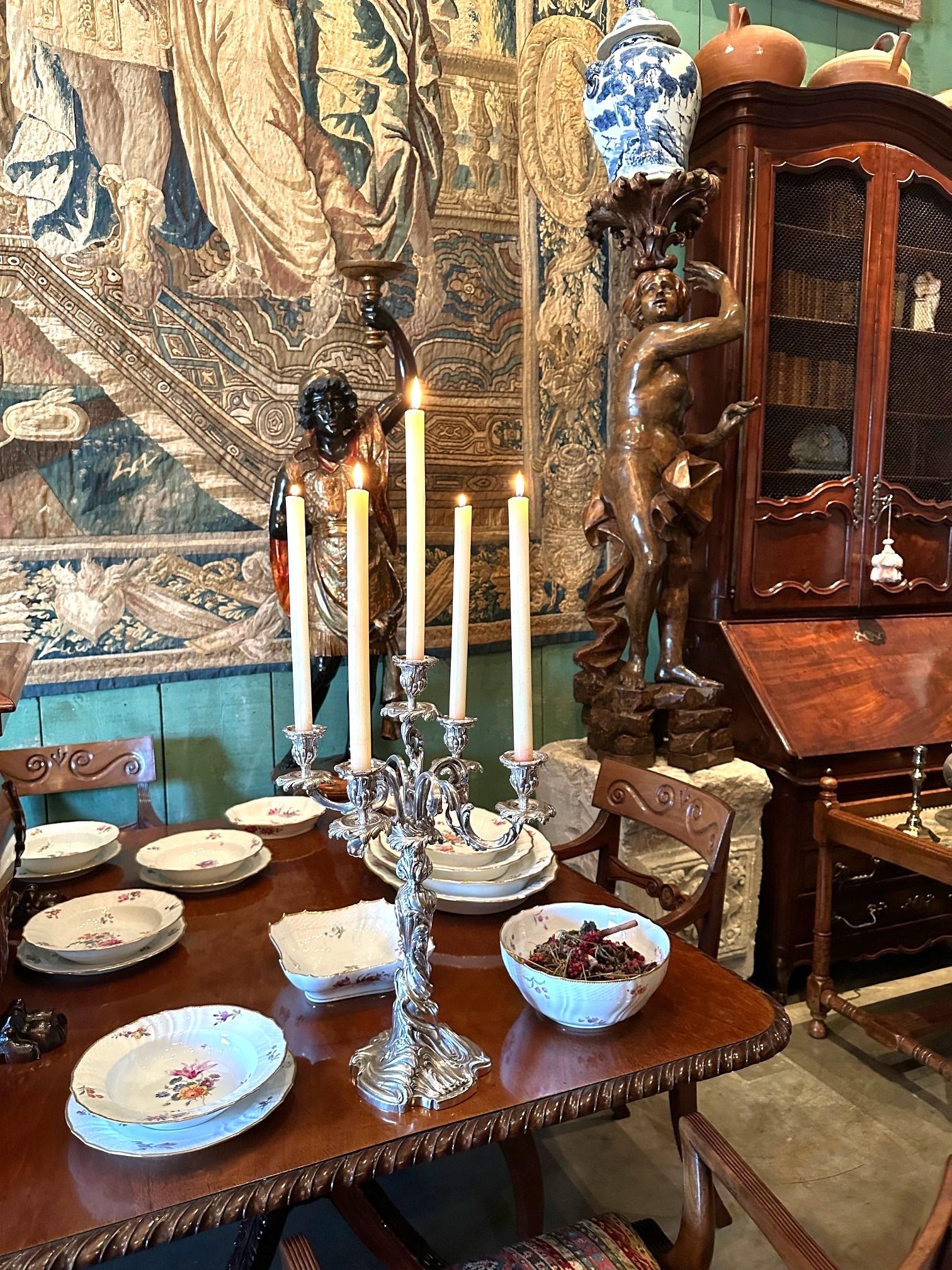 Grande coppia di candelabri del XIX secolo Portacandele in metallo argentato Luce d'atmosfera Tavolo da pranzo in vendita 1