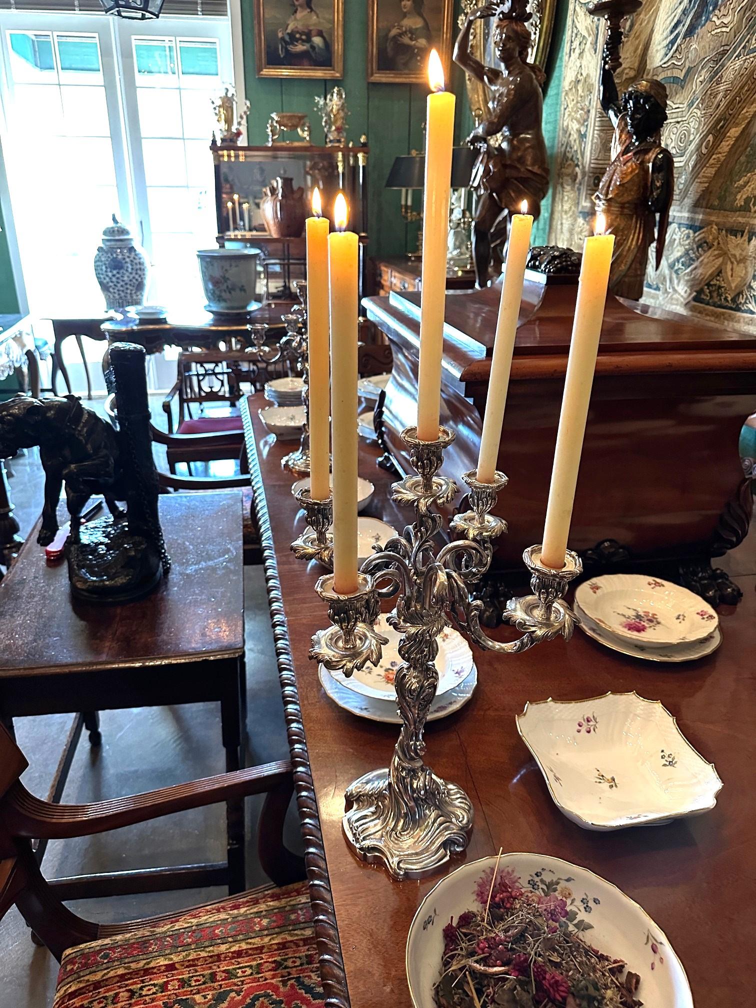 Grande coppia di candelabri del XIX secolo Portacandele in metallo argentato Luce d'atmosfera Tavolo da pranzo in vendita 3