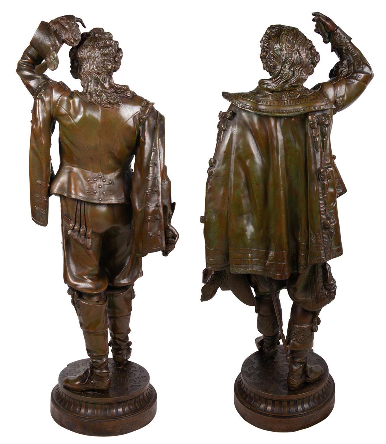Ein sehr beeindruckendes Paar französischer, patinierter Bronzekavaliere aus dem 19. Jahrhundert, die jeweils in einer galanten Pose stehen.