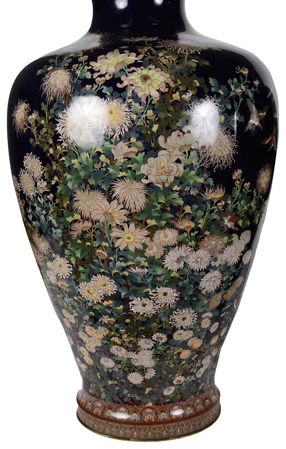 Une fine et rare paire de grands vases japonais en émail cloisonné de la période Meiji (1868-1912), attribués à Hayashi Kodenji 1859-1922.
Le fond est bleu cobalt, les bordures sont décorées de motifs classiques, la flore indigène comprenant des