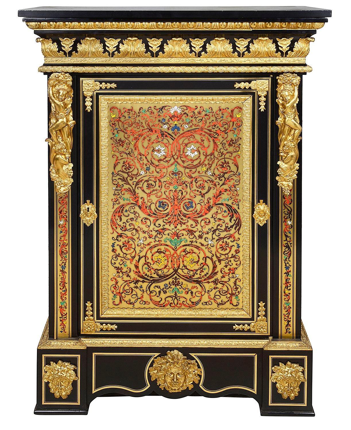 Una grande e imponente coppia di armadietti laterali intarsiati in tartaruga Boulle francese del XIX secolo, ciascuno con i piani originali in marmo nero di Belgrado, splendide montature e modanature in ormolu dorato. Una coppia di putti classici