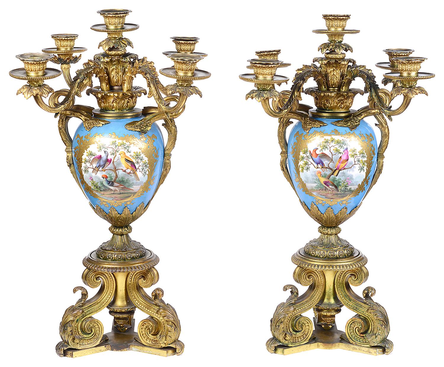 Großes Paar französischer Sevres-Kandelaber im Stil des 19. Jahrhunderts und Goldbronze-Kandelaber (Porzellan) im Angebot
